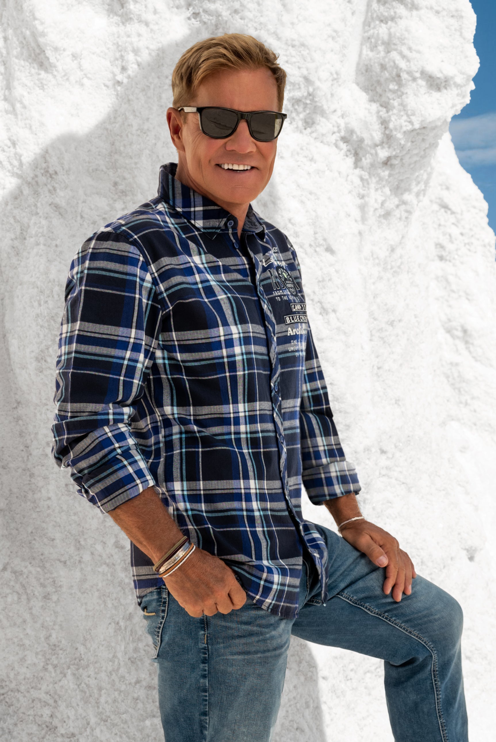 Koszula w kratę z tkaniną w jodełkę i grafikami