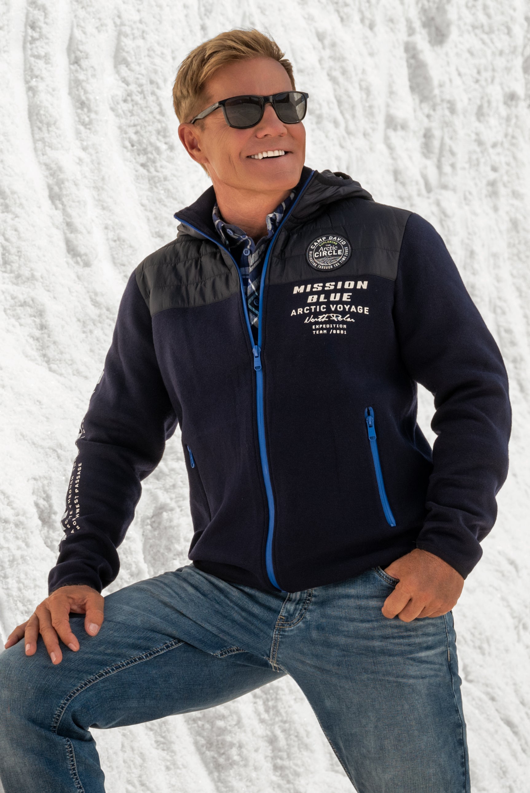 Sweter rozpinany z pikowaną kapturem i nadrukami z logo - 7