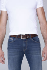 Pasek ze skóry tłoczonej z metalowym logo