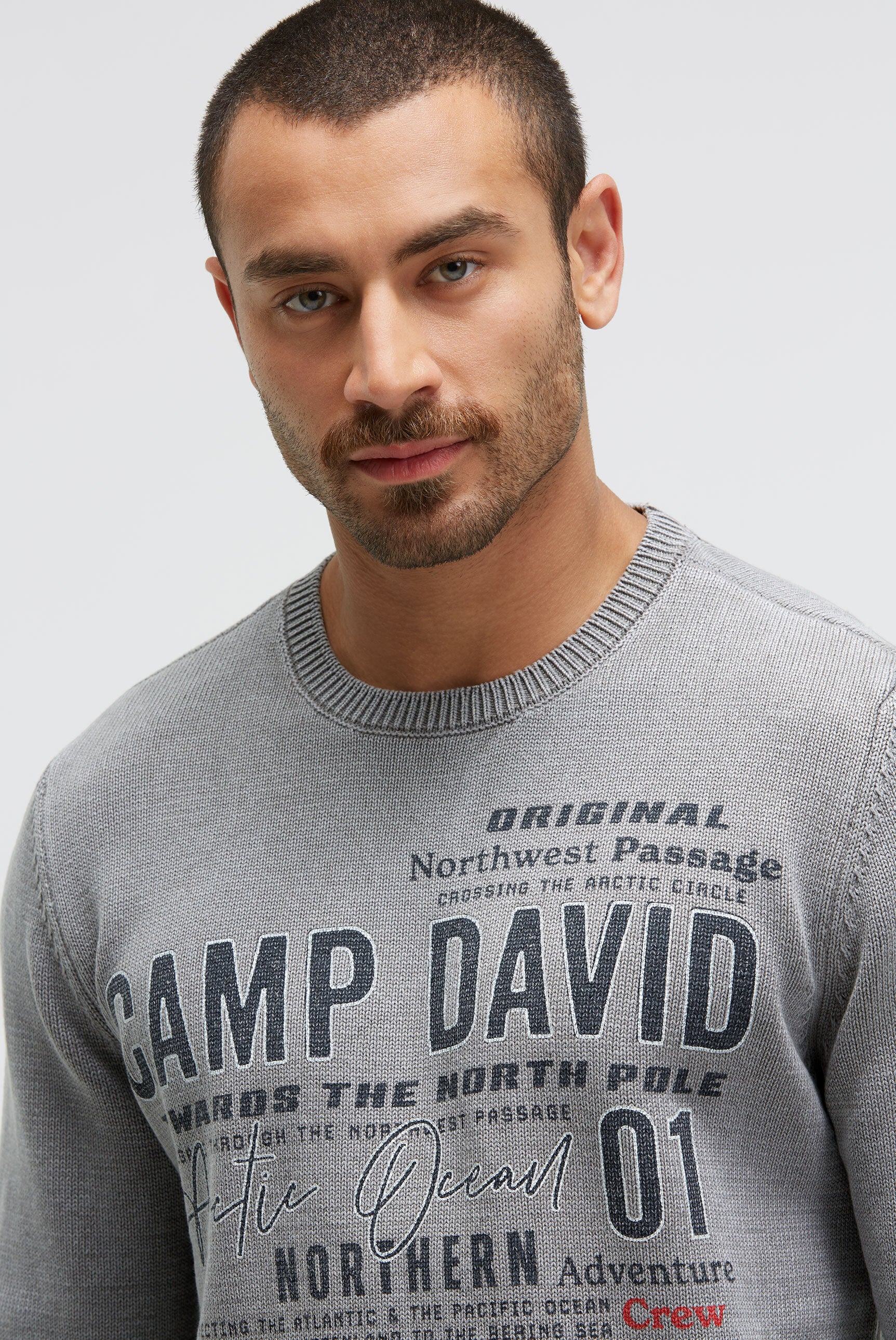 Sweter z okrągłym dekoltem i nadrukami logo - 4