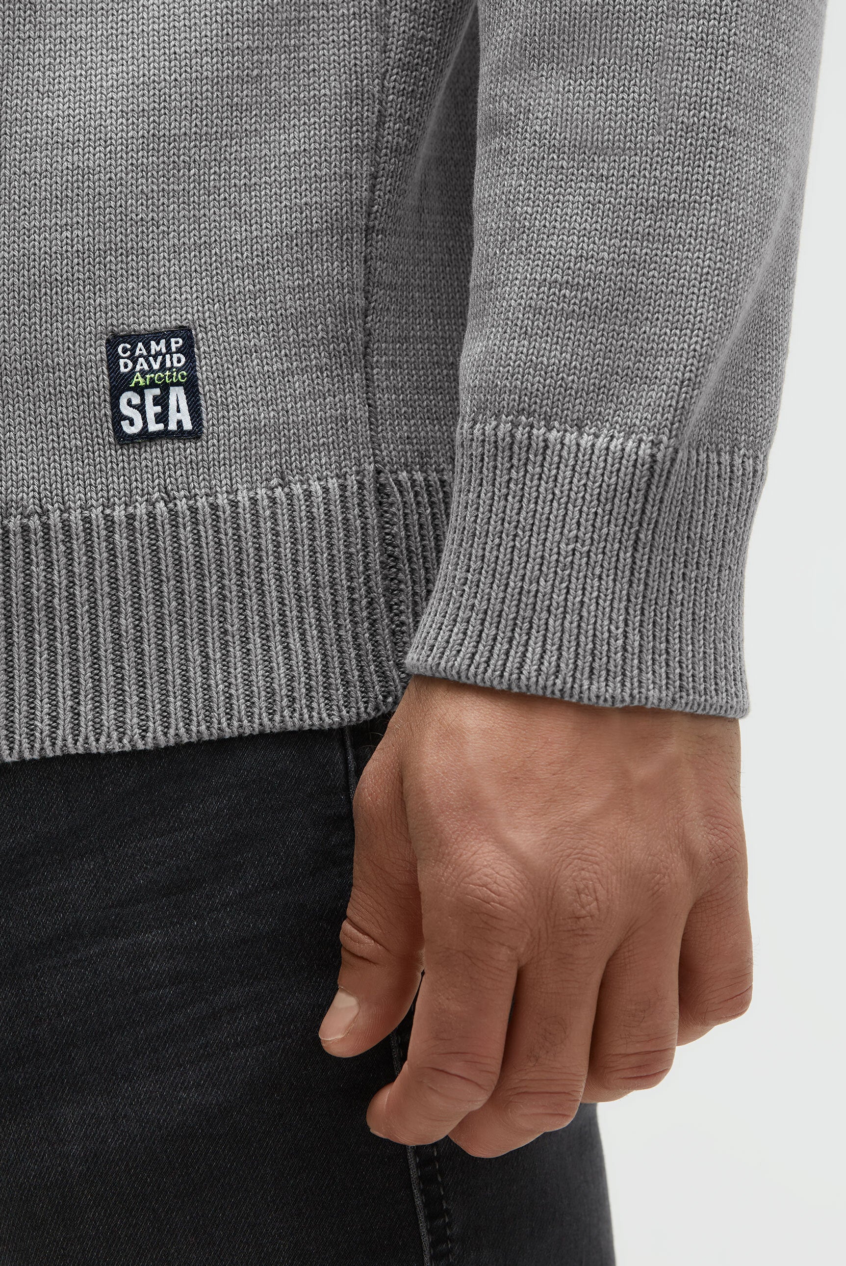 Sweter z okrągłym dekoltem i nadrukami logo