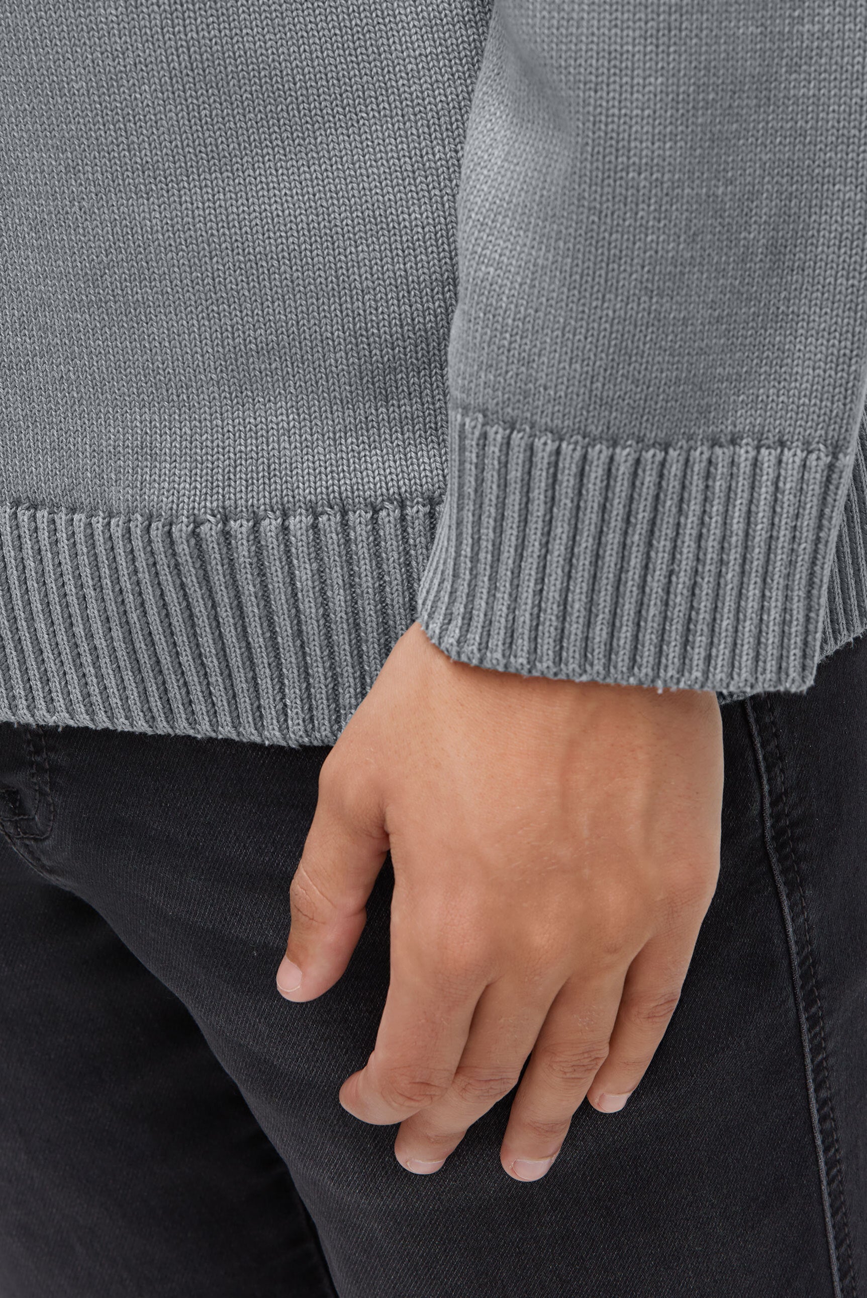 Sweter z dekoltem w serek z nadrukiem logo i taśmami - 7