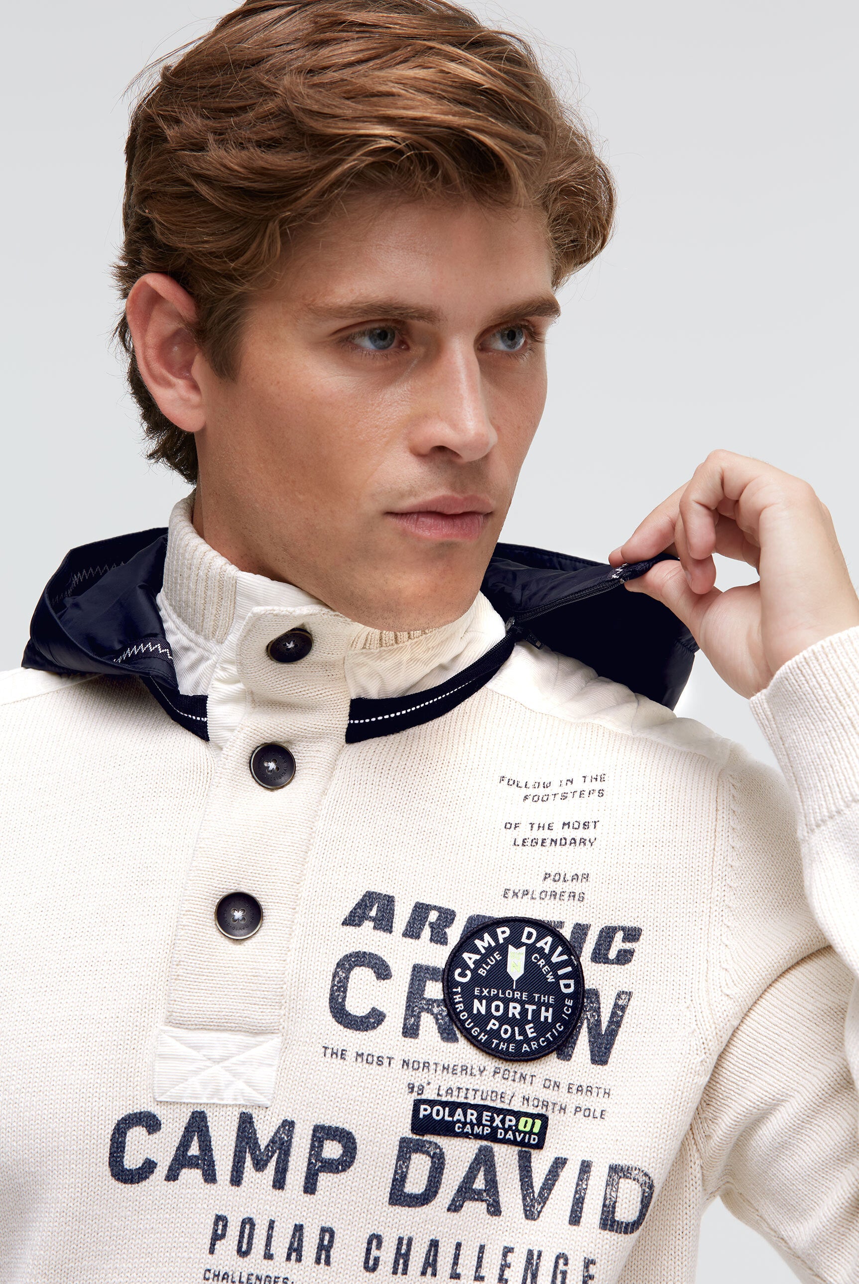 Troyer svetr s odnímatelnou kontrastní kapucí - 7