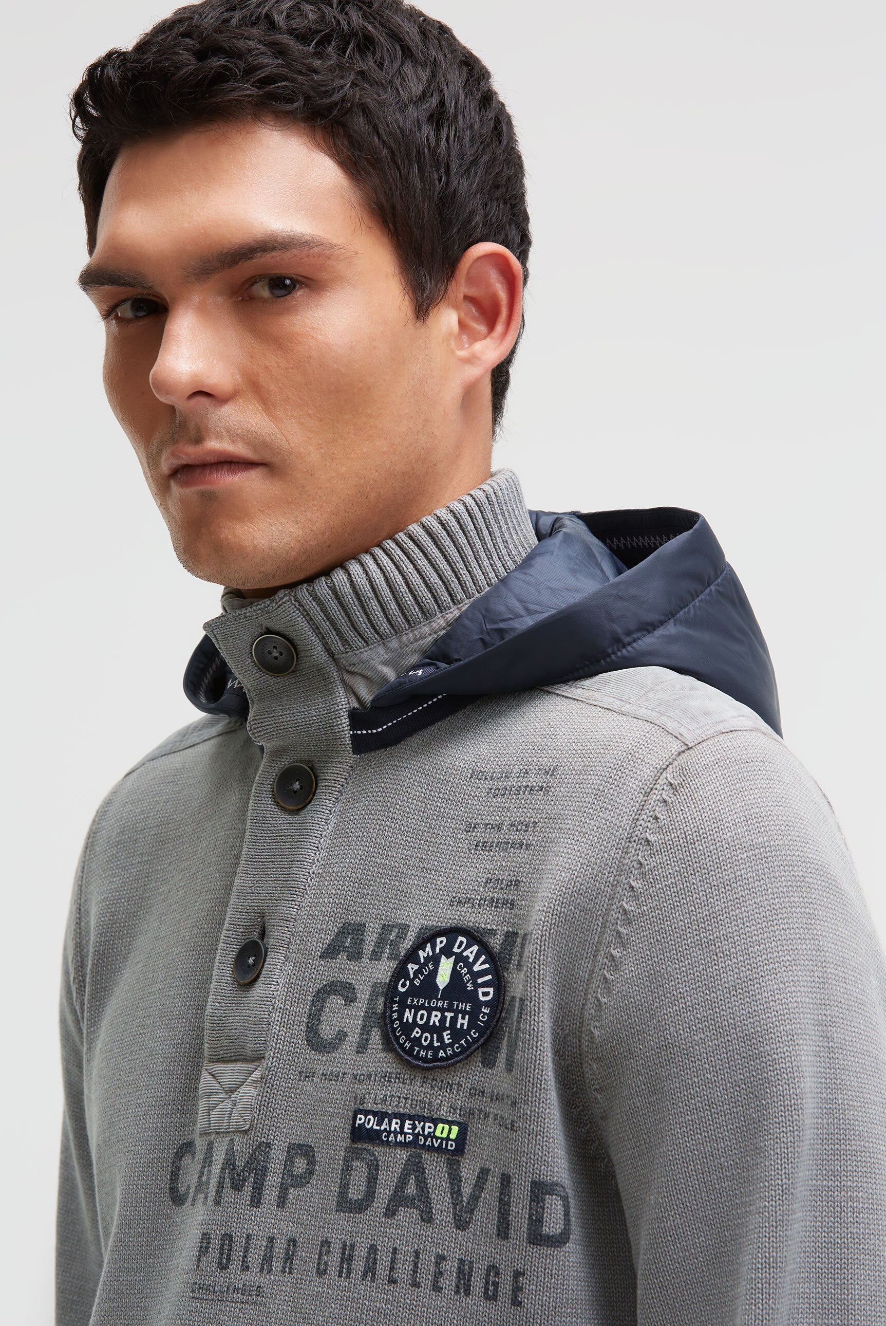 Troyer svetr s odnímatelnou kontrastní kapucí - 4