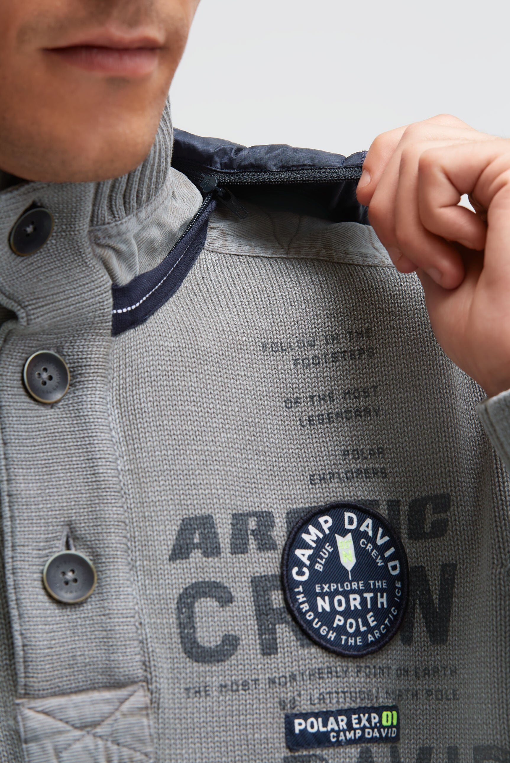 Troyer svetr s odnímatelnou kontrastní kapucí - 6