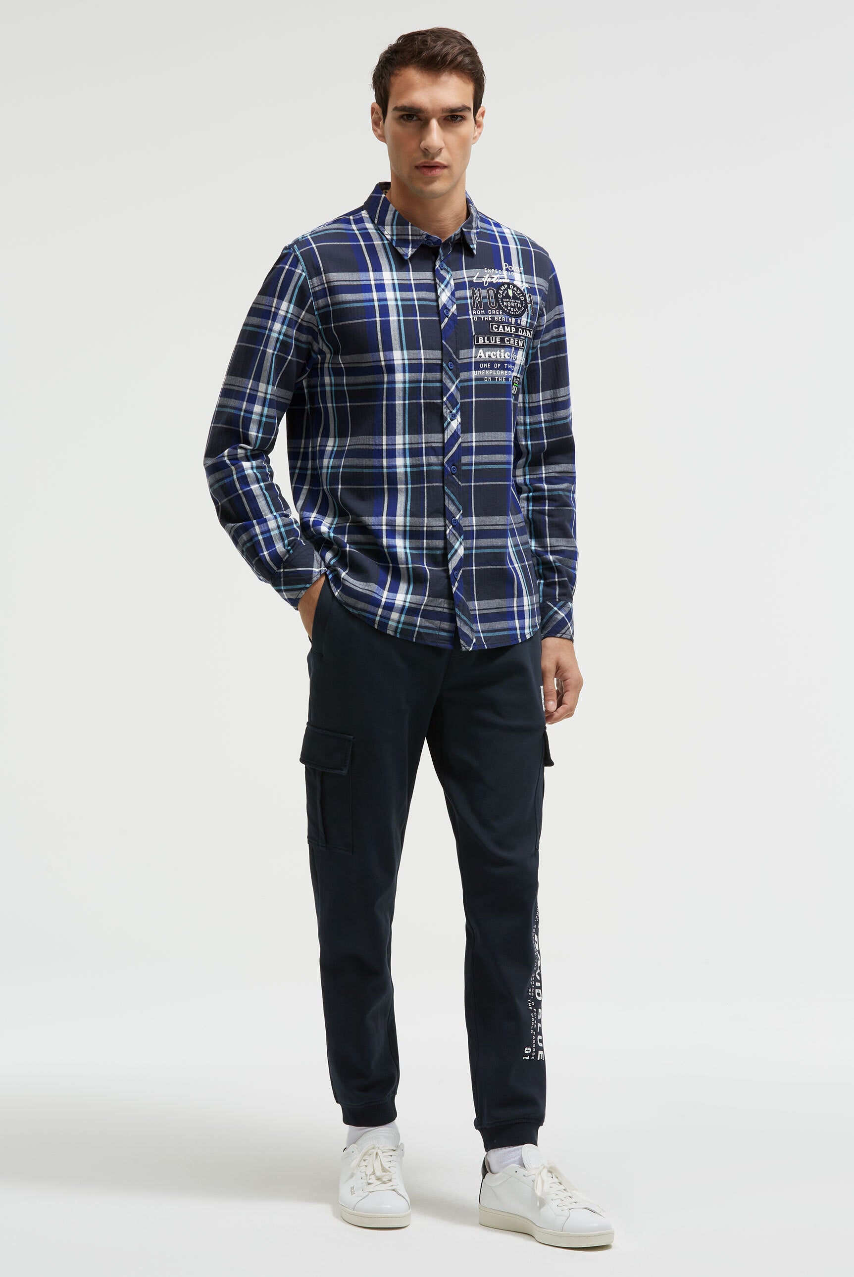 Koszula w kratę z tkaniną w jodełkę i grafikami