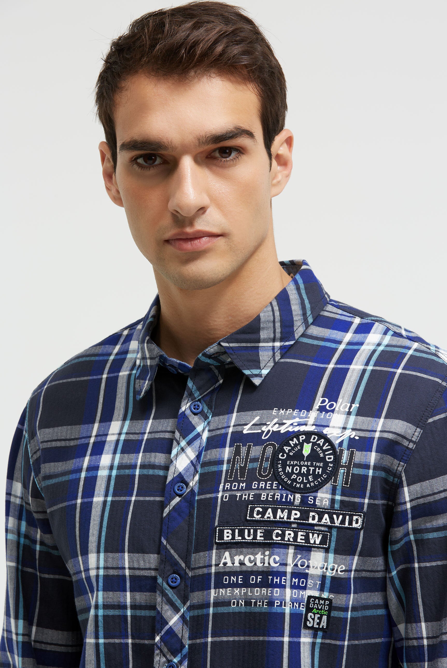 Koszula w kratę z tkaniną w jodełkę i grafikami - 3