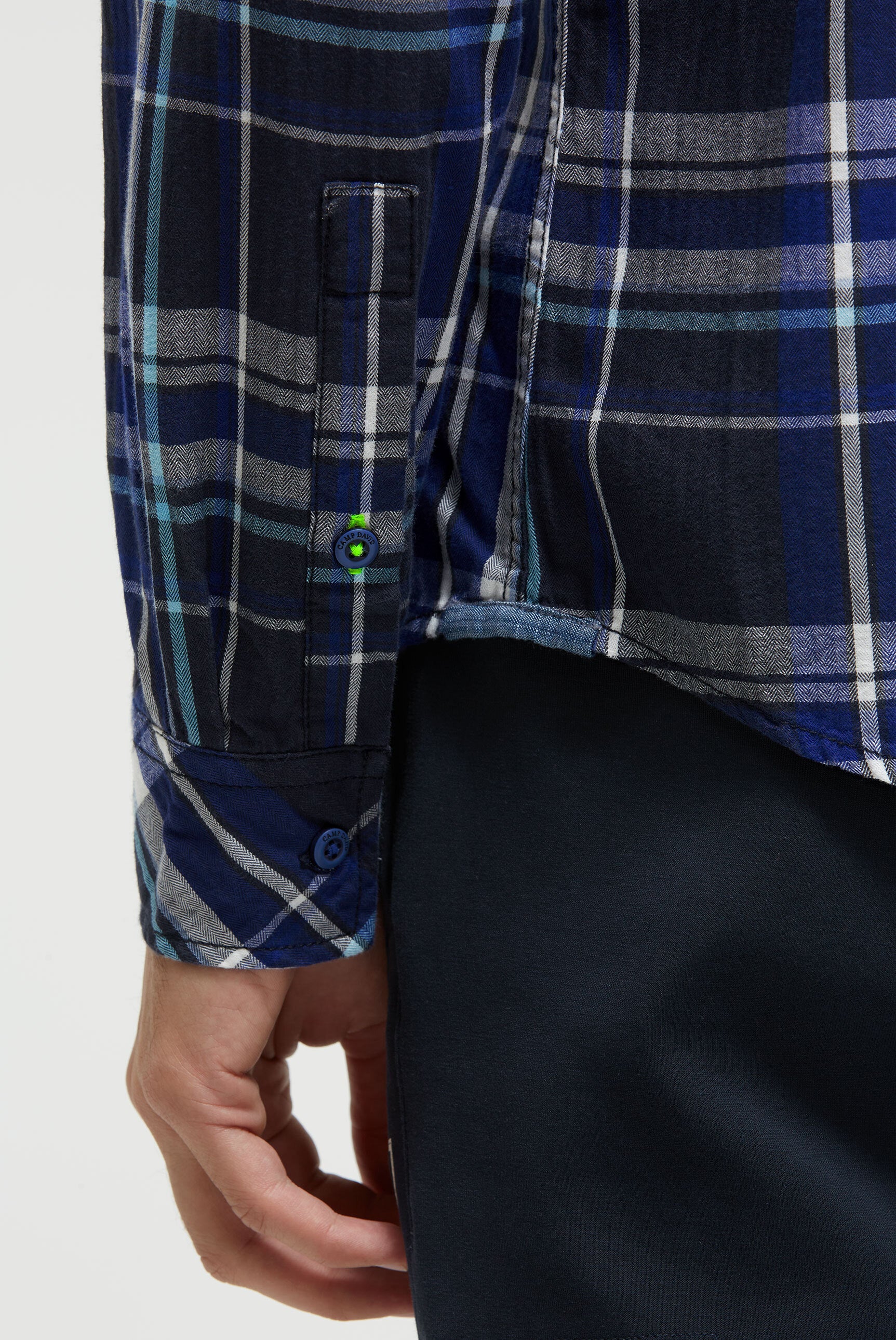 Koszula w kratę z tkaniną w jodełkę i grafikami - 5