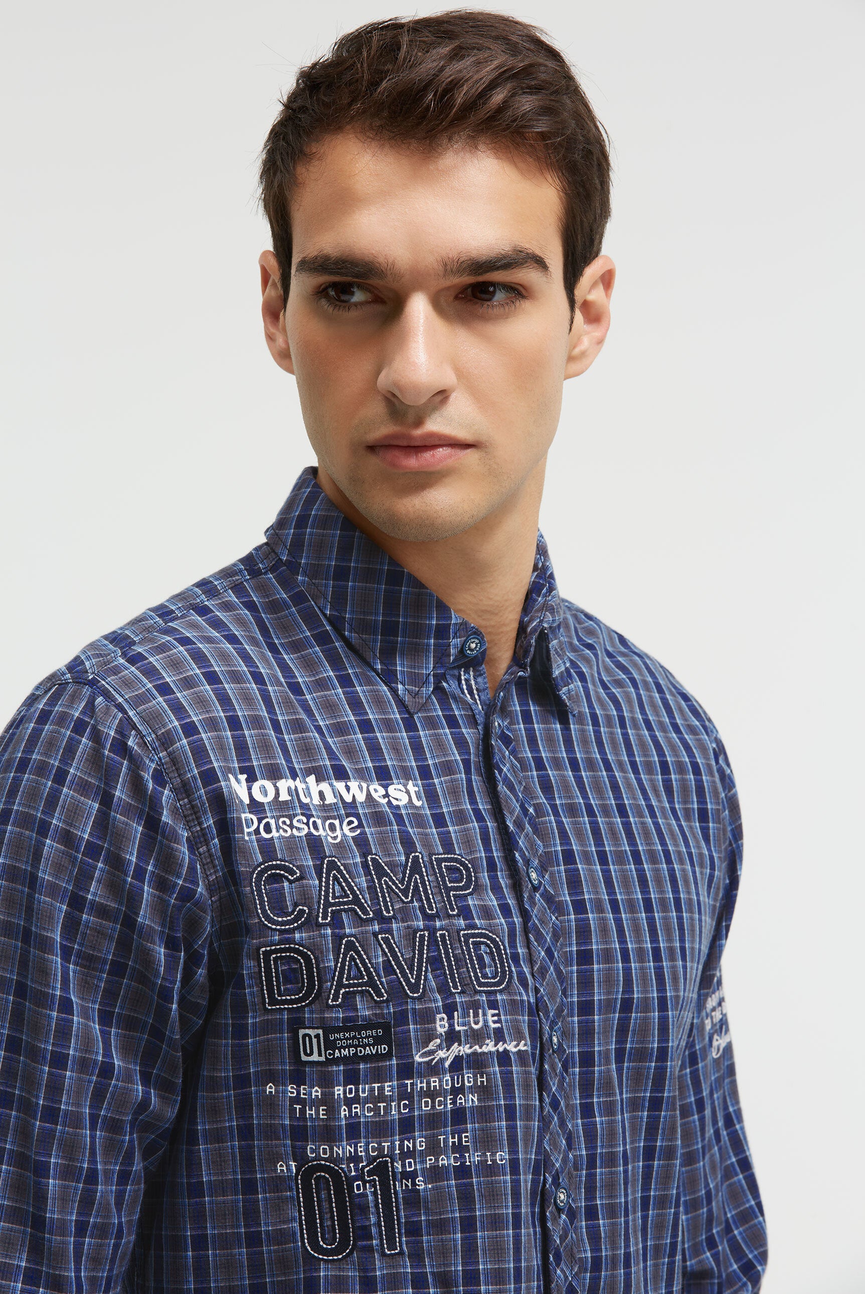 Koszula w kratę z aplikacjami z logo - 4