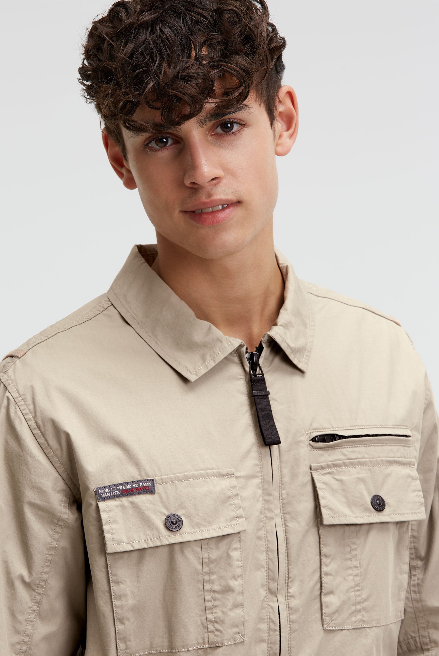 Lekka krótka kurtka w stylu utility z powłoką z papierowym efektem - 4