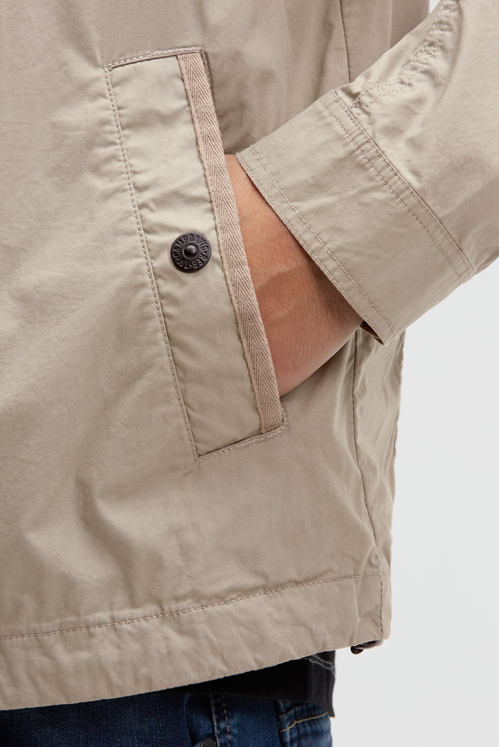 Lekka krótka kurtka w stylu utility z powłoką z papierowym efektem - 7