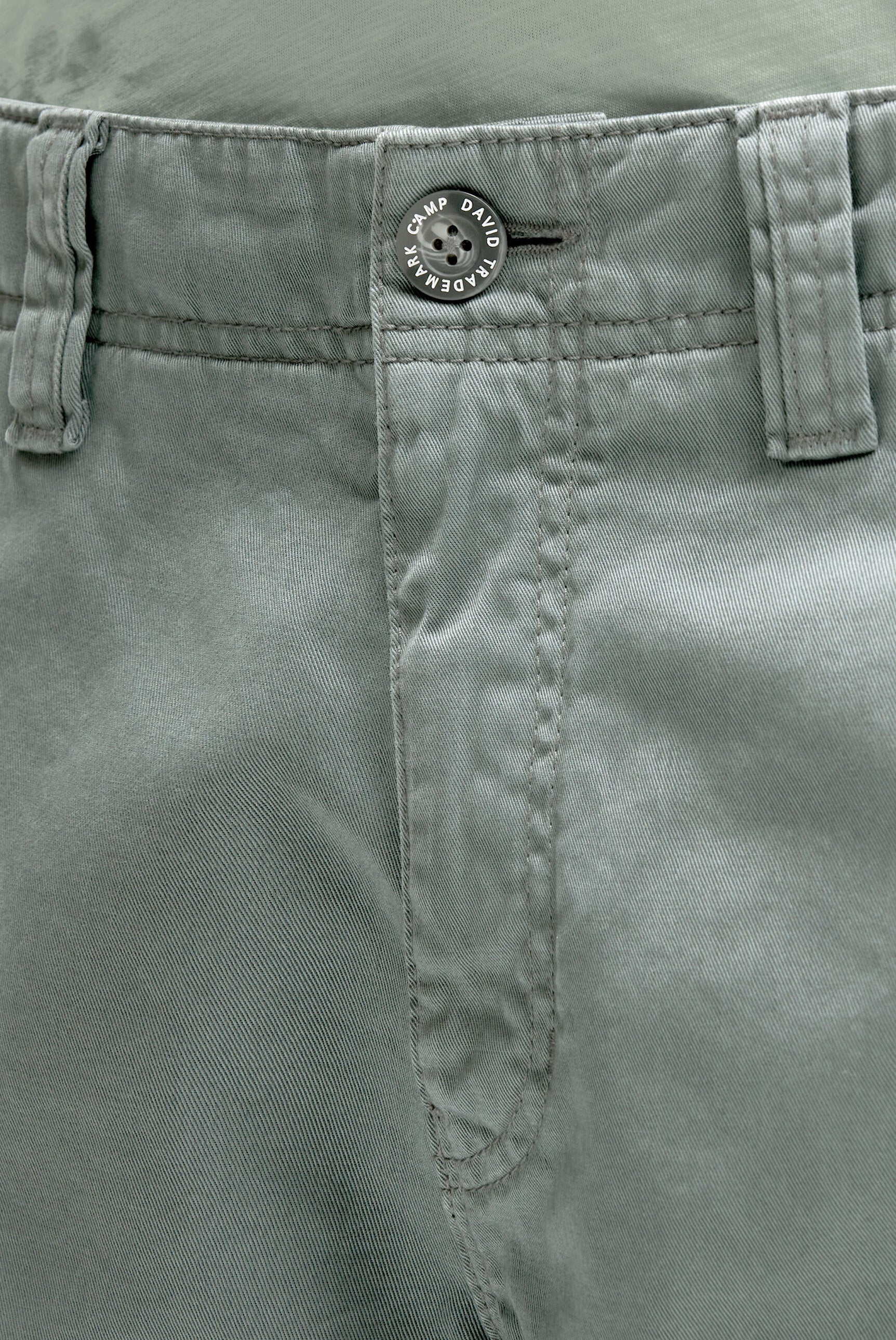 Krótkie spodnie cargo z efektami sprania - 4