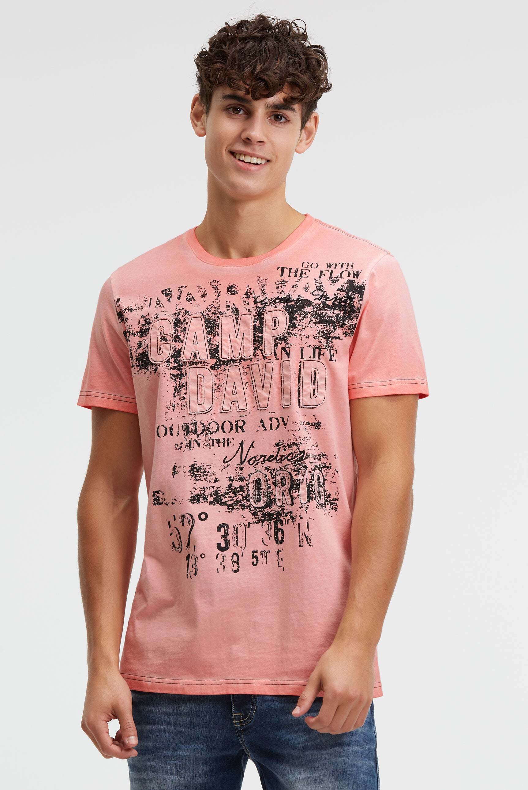 T-shirt o znoszonym wyglądzie z aplikacjami z logo