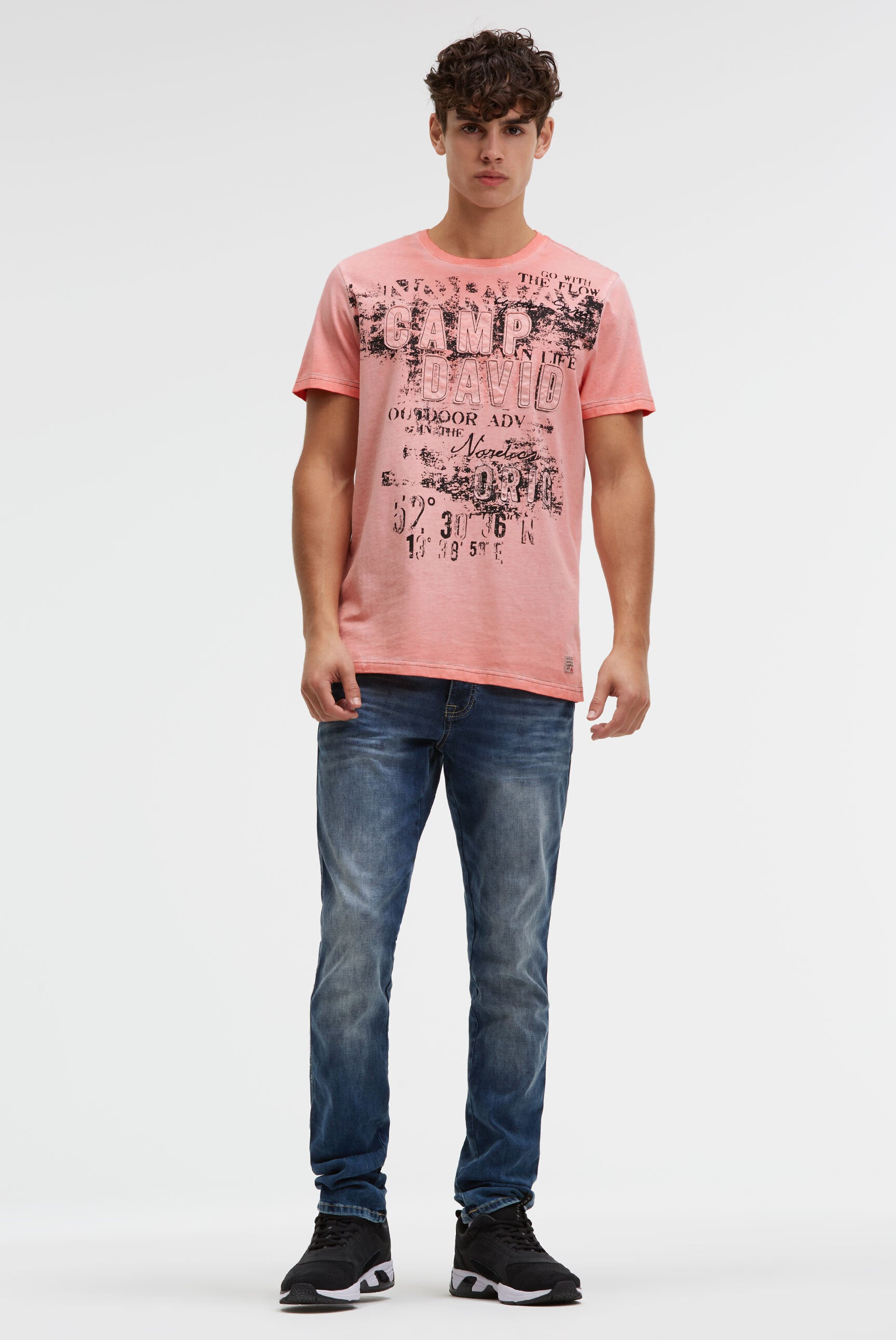 T-shirt o znoszonym wyglądzie z aplikacjami z logo