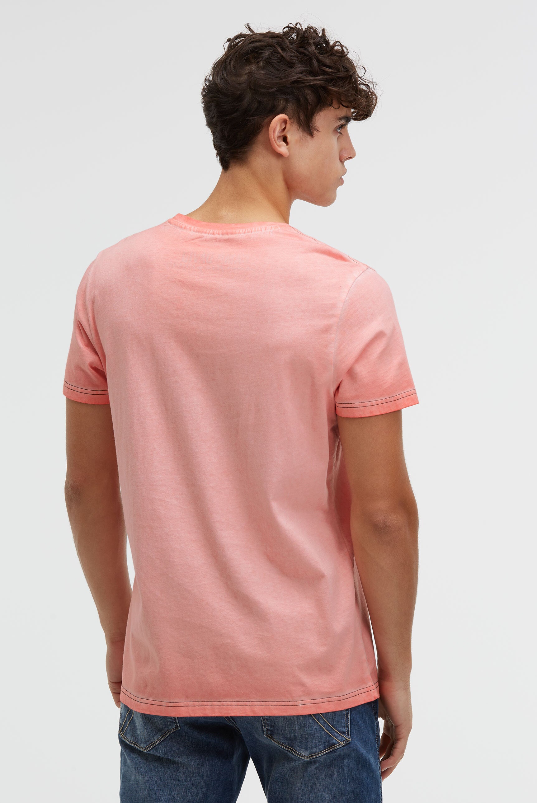 T-shirt o znoszonym wyglądzie z aplikacjami z logo - 5