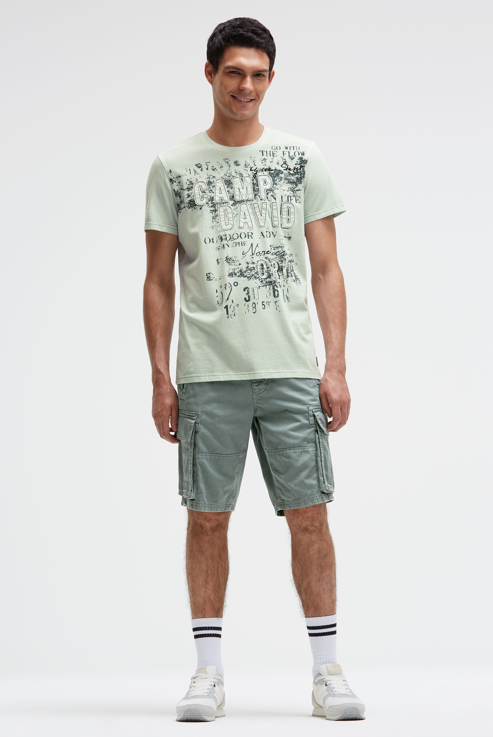 T-shirt o znoszonym wyglądzie z aplikacjami z logo