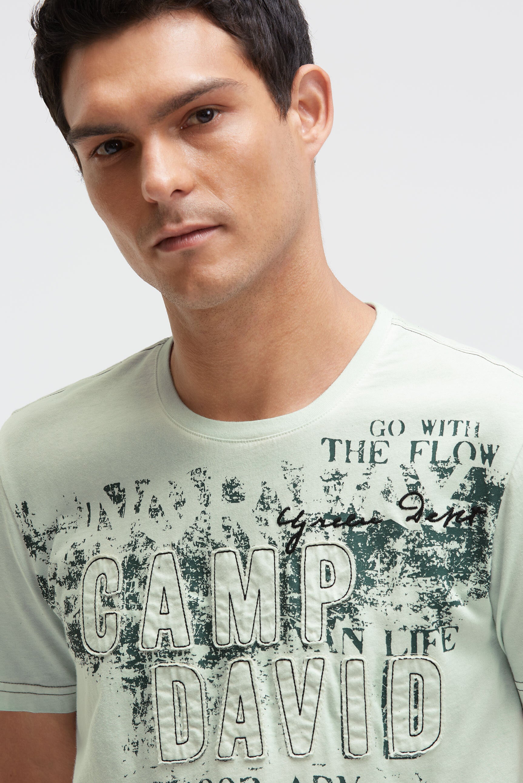 T-shirt o znoszonym wyglądzie z aplikacjami z logo - 4