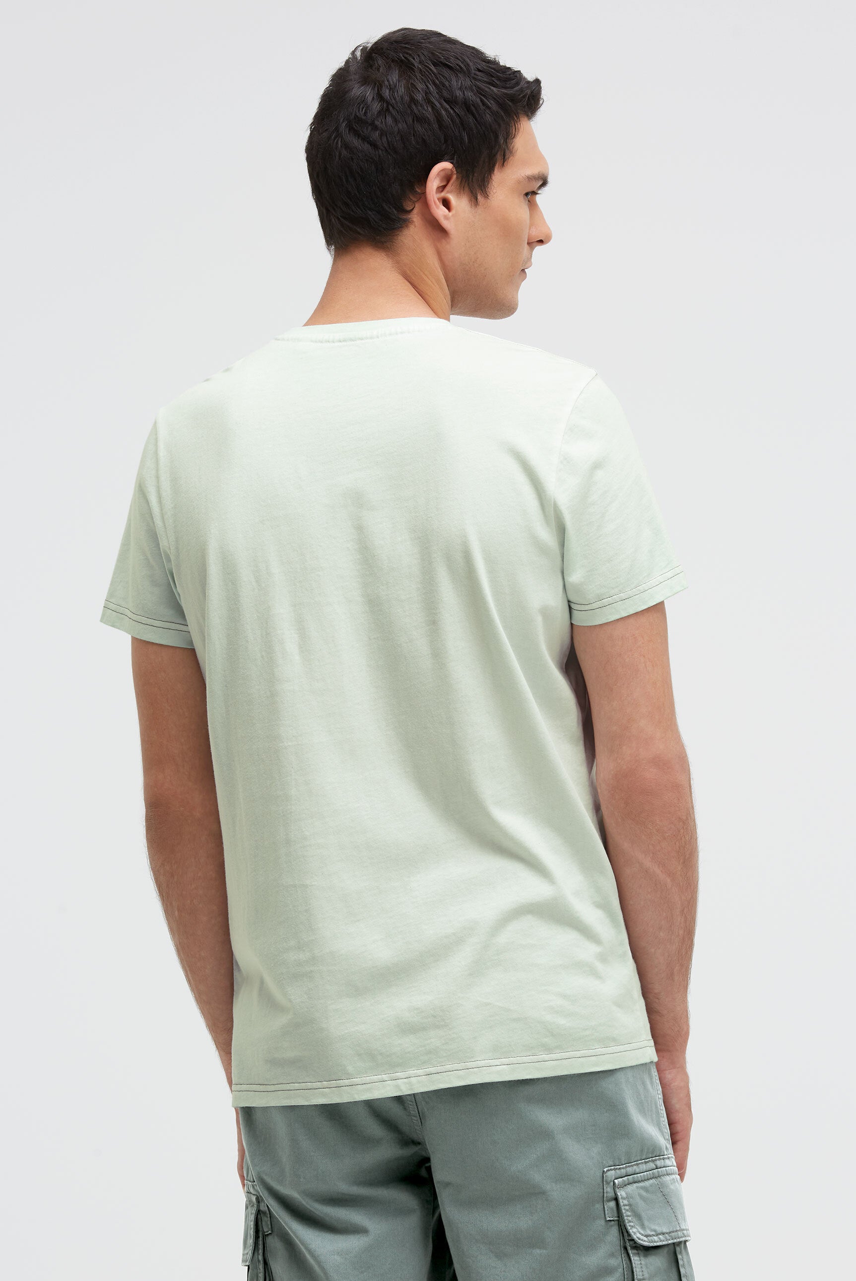 T-shirt o znoszonym wyglądzie z aplikacjami z logo