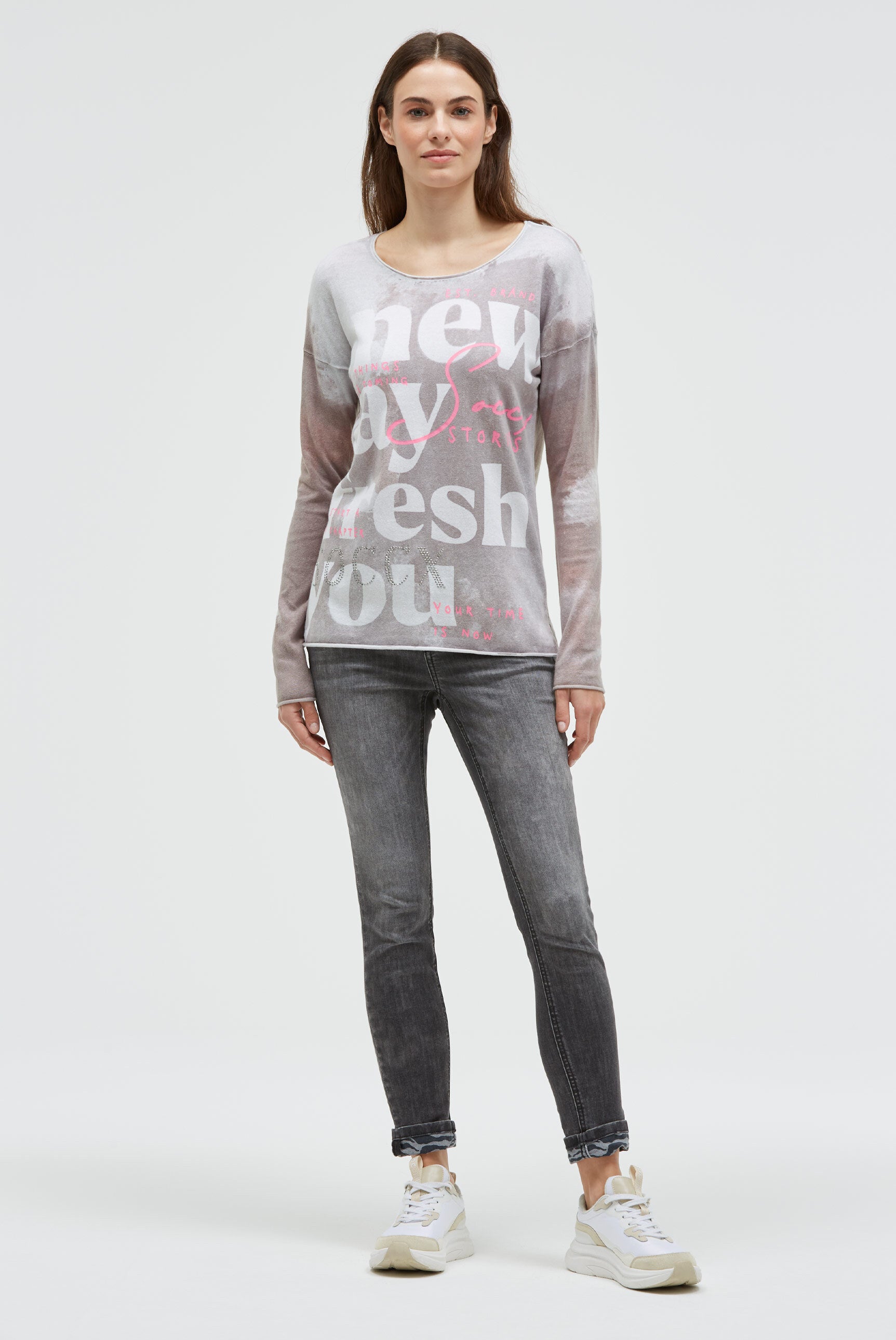 Sweter z nadrukiem na całej powierzchni i dżetami - 3