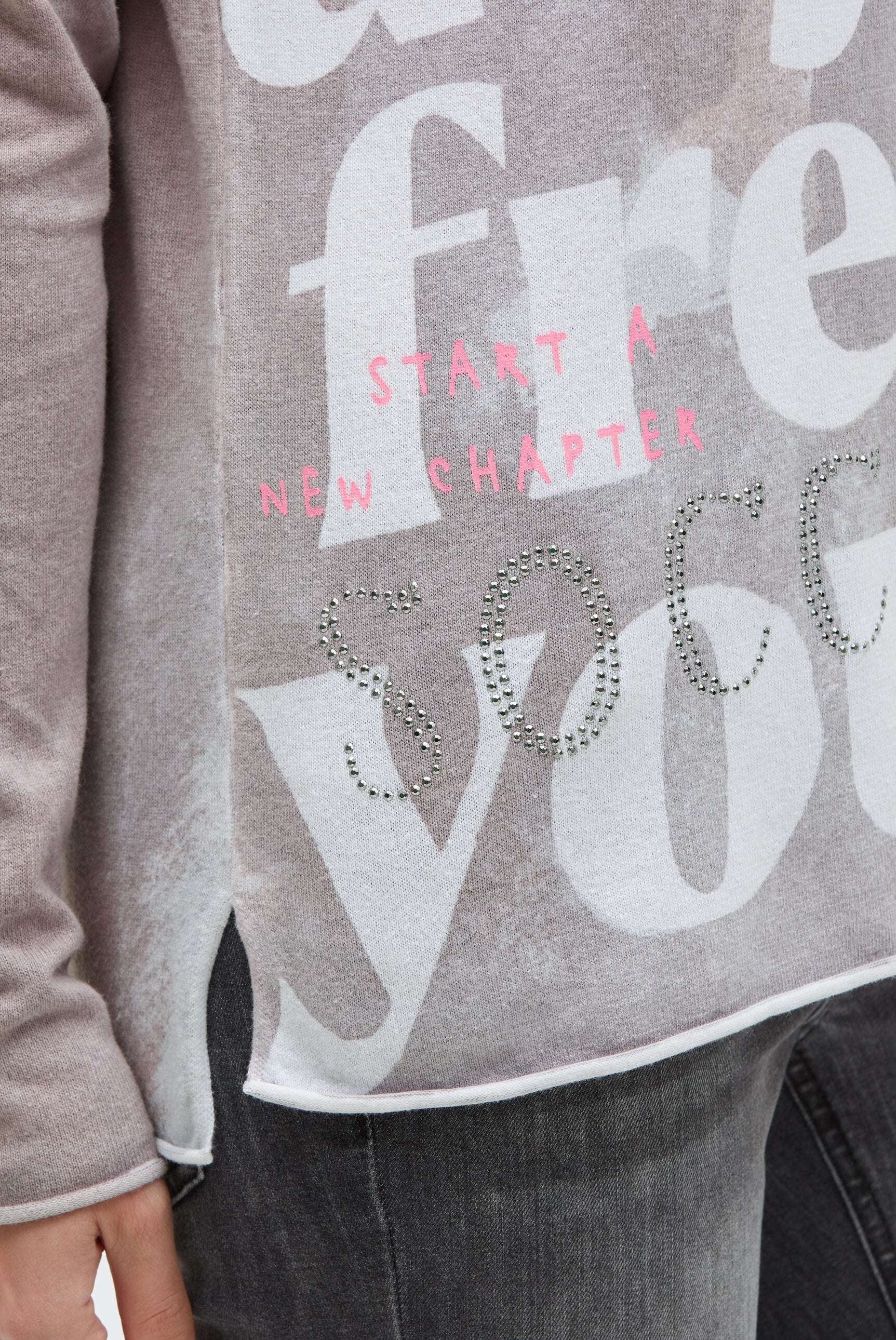 Sweter z nadrukiem na całej powierzchni i dżetami - 6