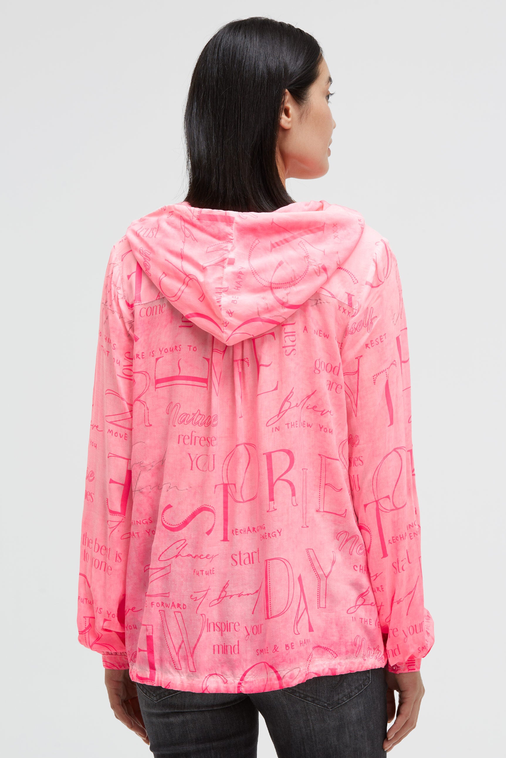 Bluzka z długim rękawem, kapturem i nadrukiem na całej powierzchni - 5