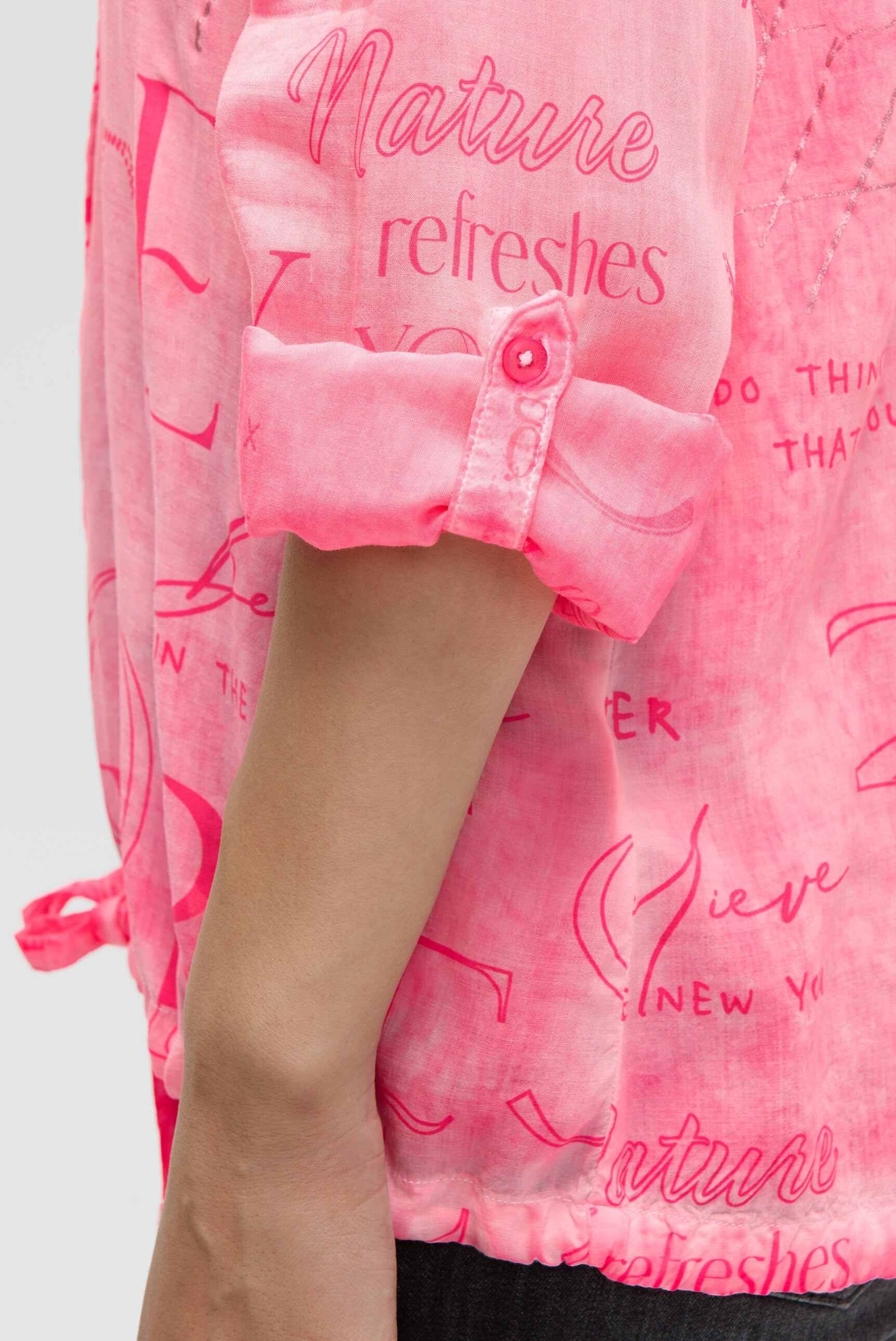 Bluzka z długim rękawem, kapturem i nadrukiem na całej powierzchni - 6