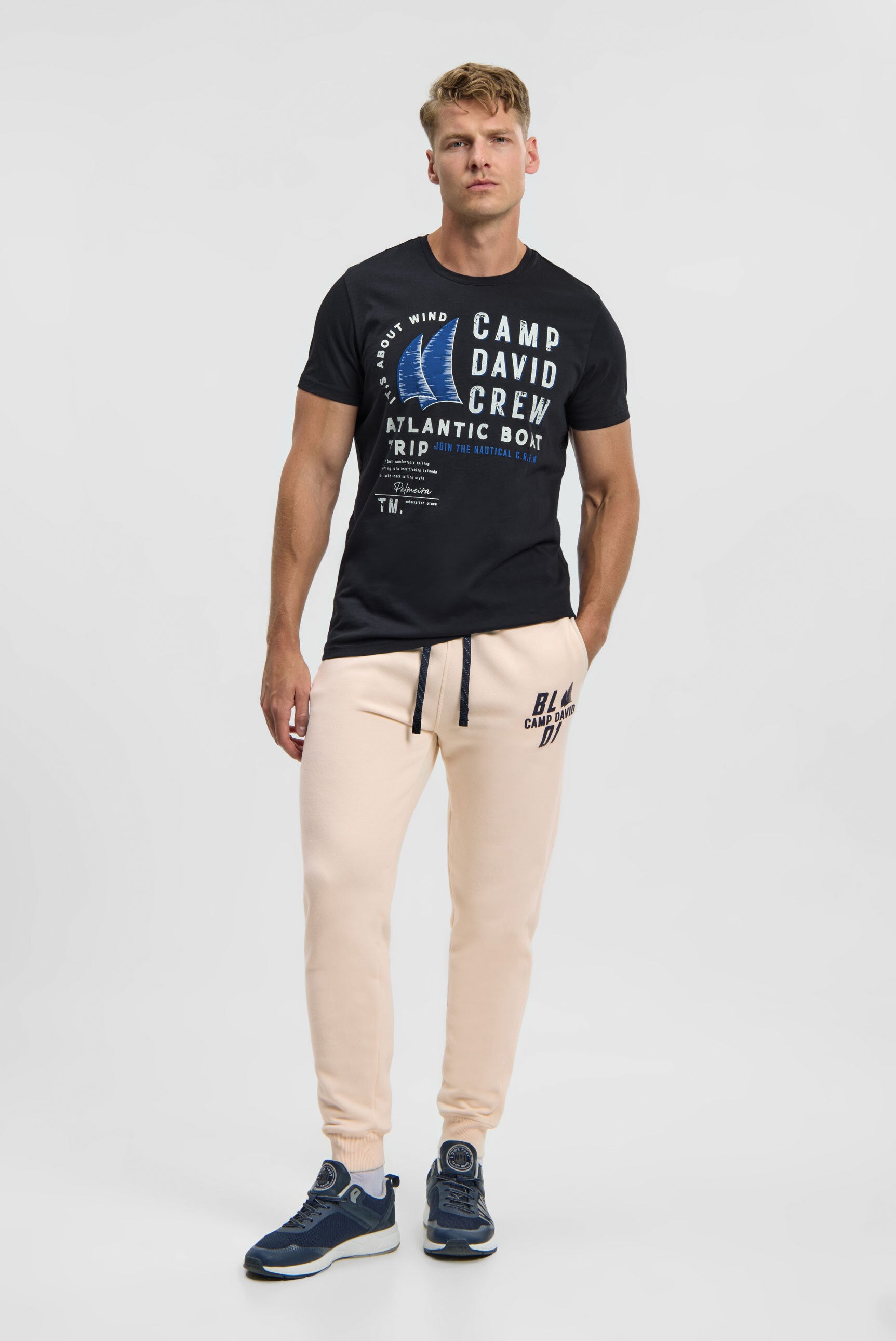 Spodnie dresowe z wypukłym nadrukiem - 3