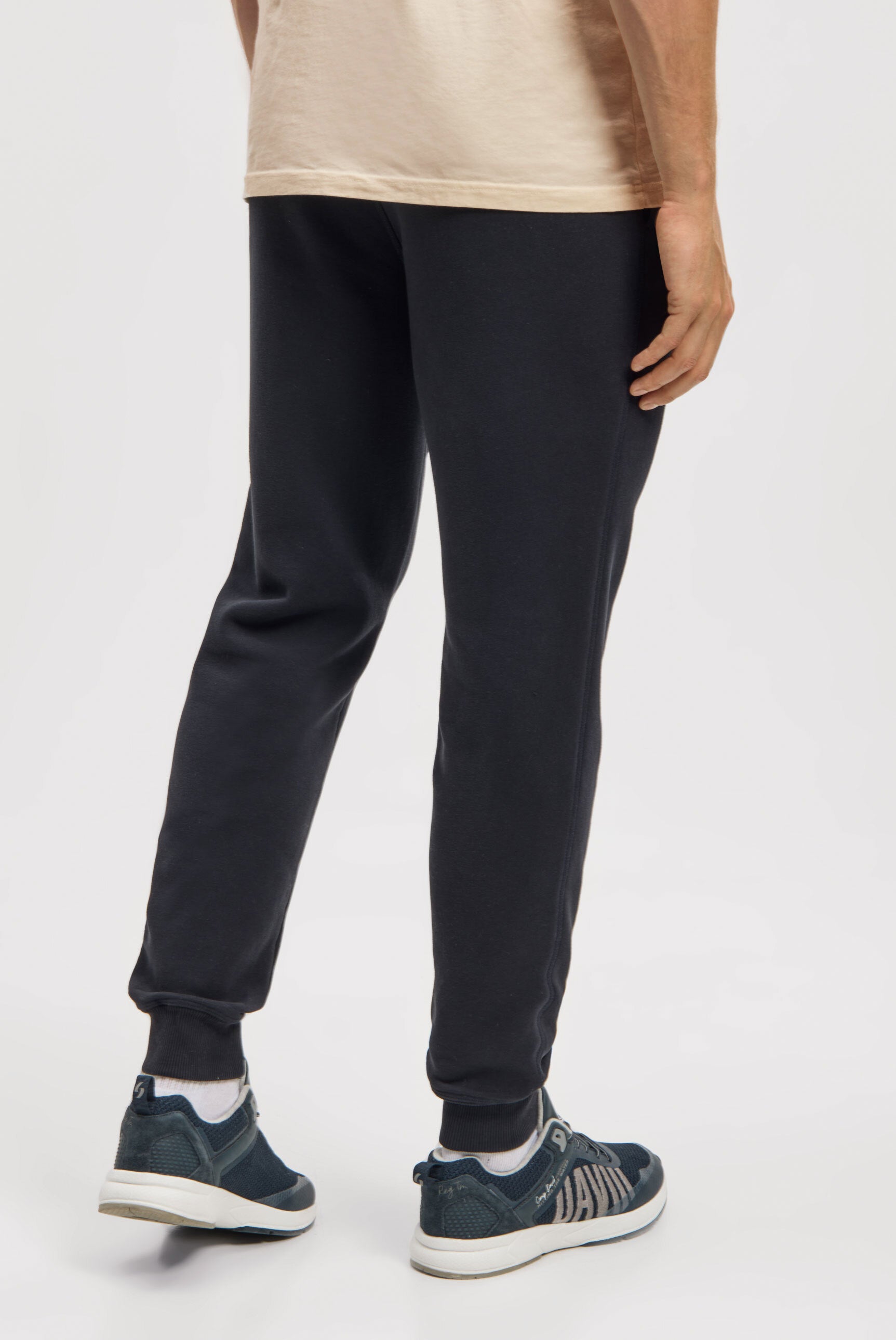 Spodnie dresowe z wypukłym nadrukiem - 4