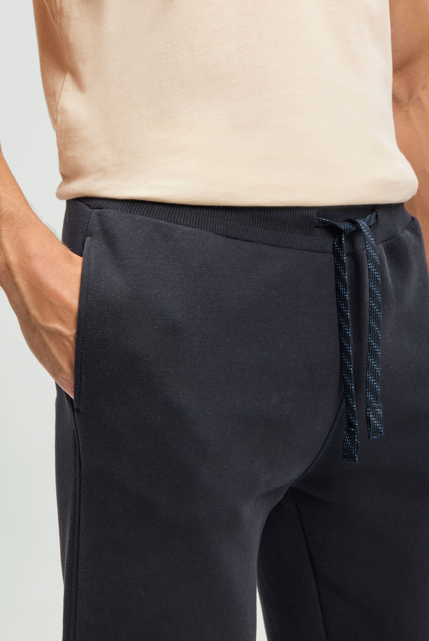 Spodnie dresowe z wypukłym nadrukiem - 5