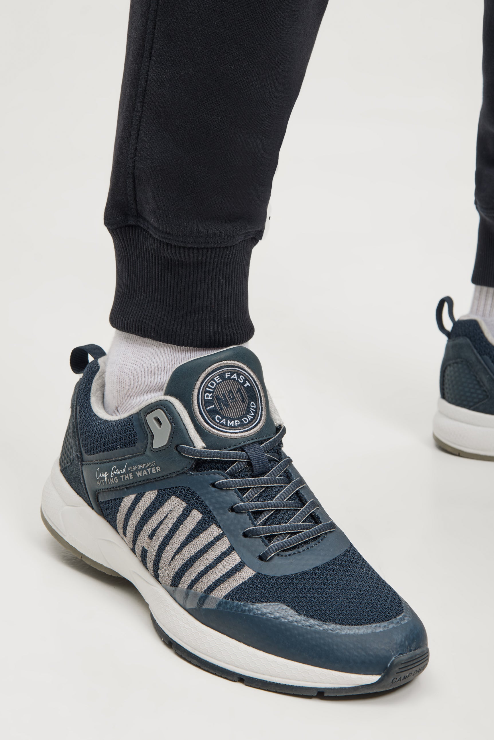 Spodnie dresowe z wypukłym nadrukiem - 6