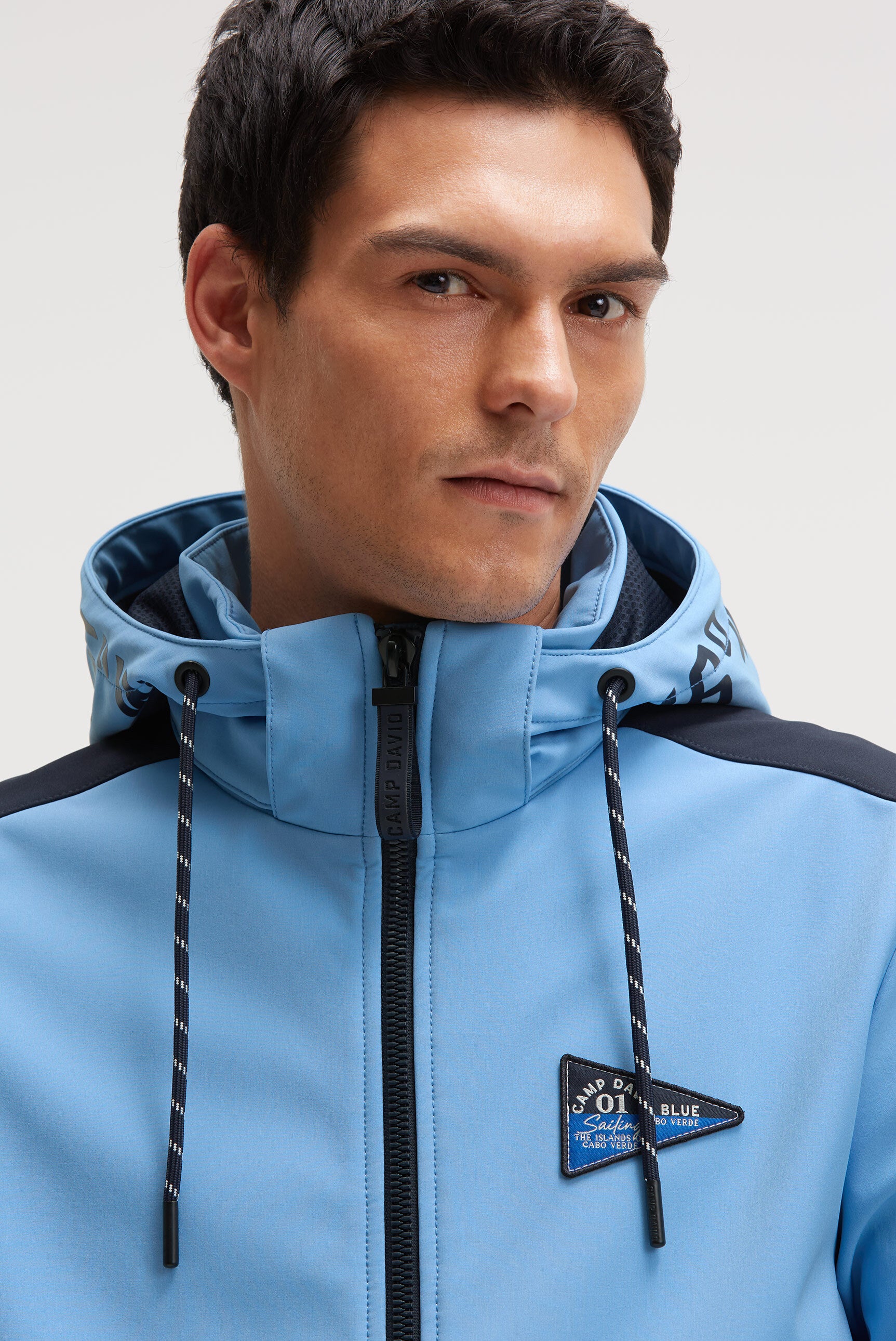 Kurtka softshellowa z odpinanym kapturem z logo - 3