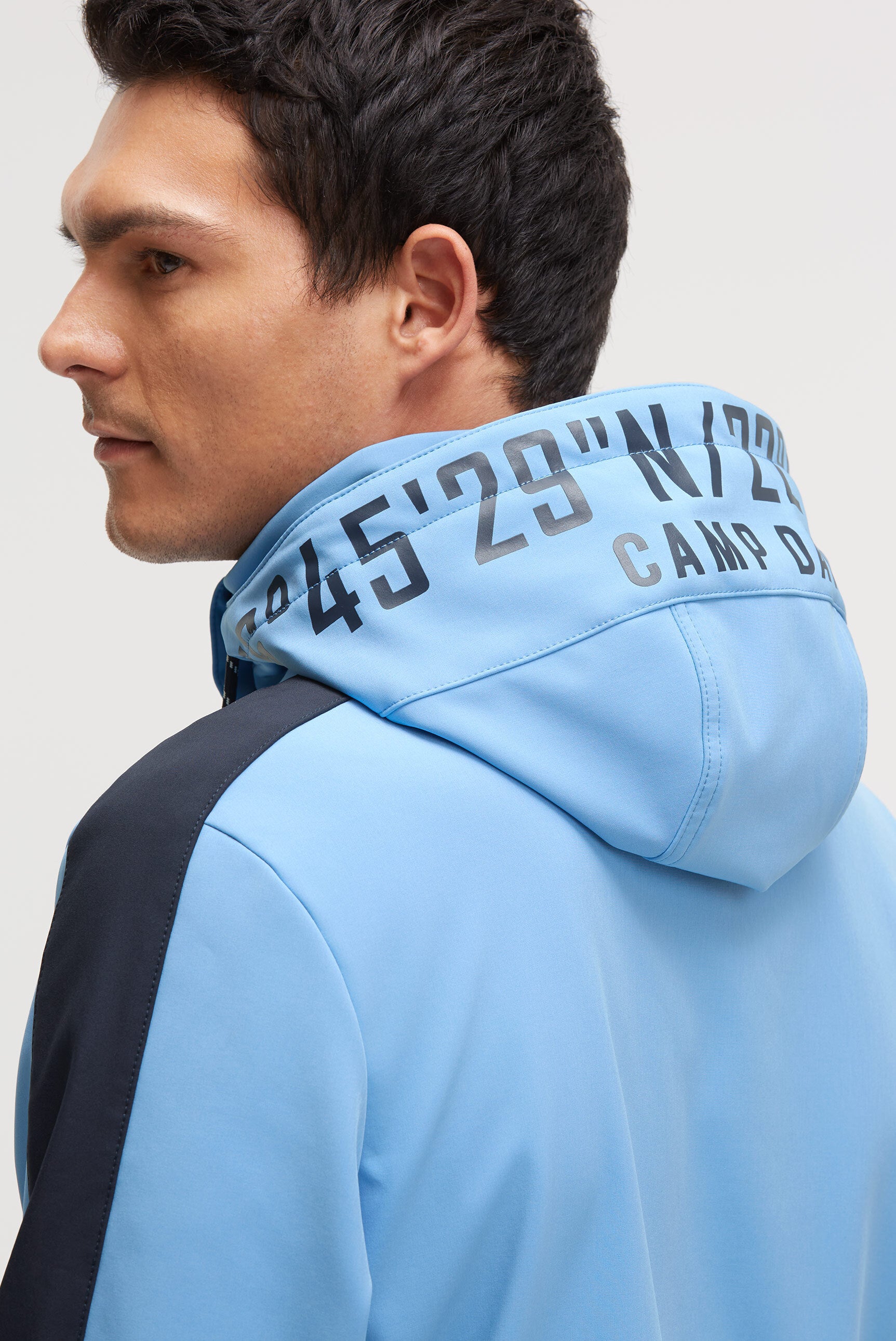 Kurtka softshellowa z odpinanym kapturem z logo - 5