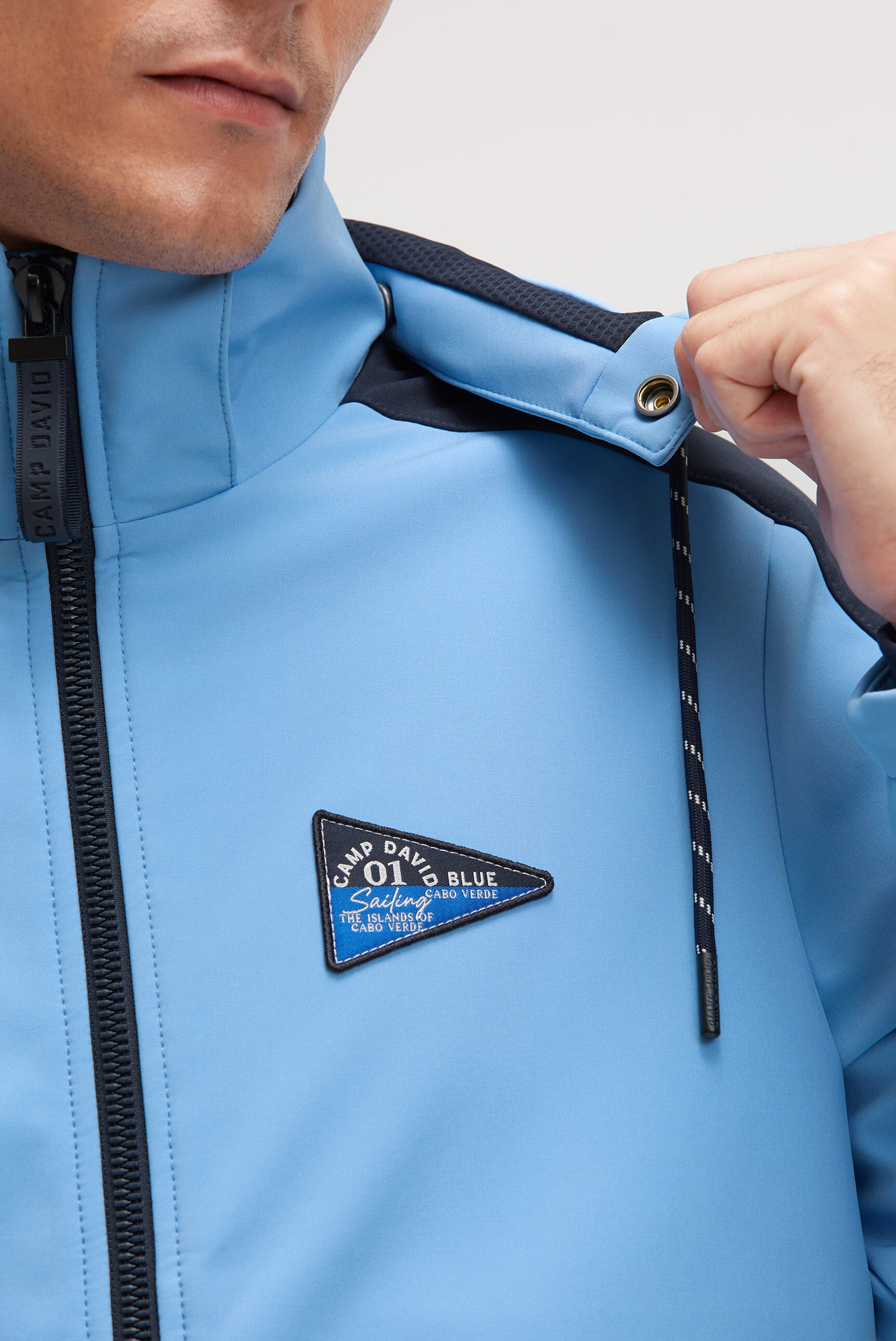 Kurtka softshellowa z odpinanym kapturem z logo - 6