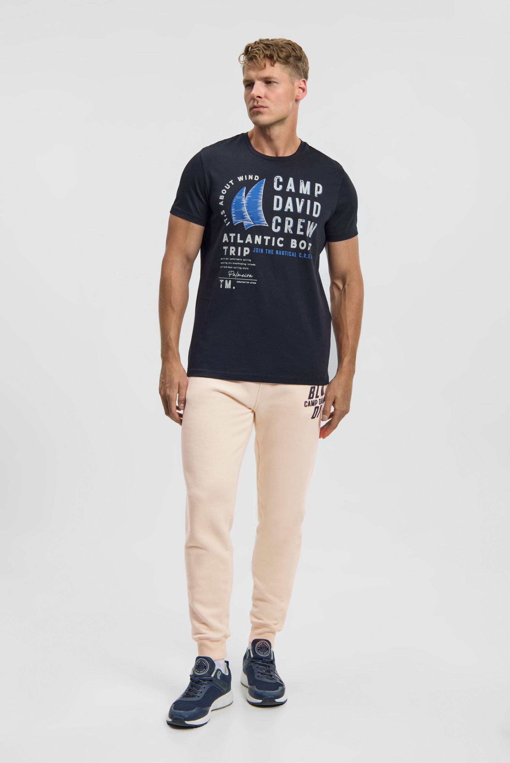 T-shirt z nadrukowanymi etykietami