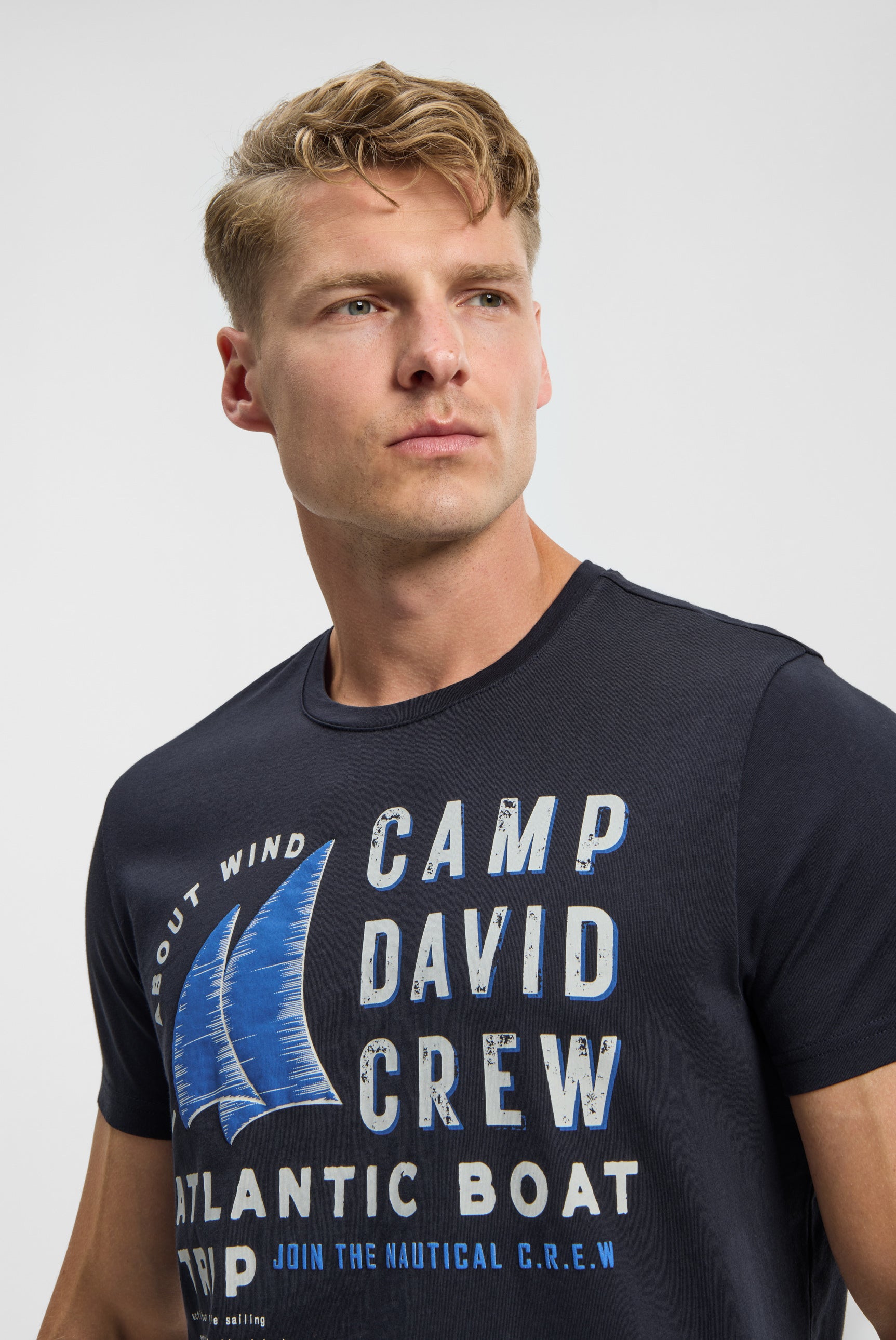 T-shirt z nadrukowanymi etykietami - 4