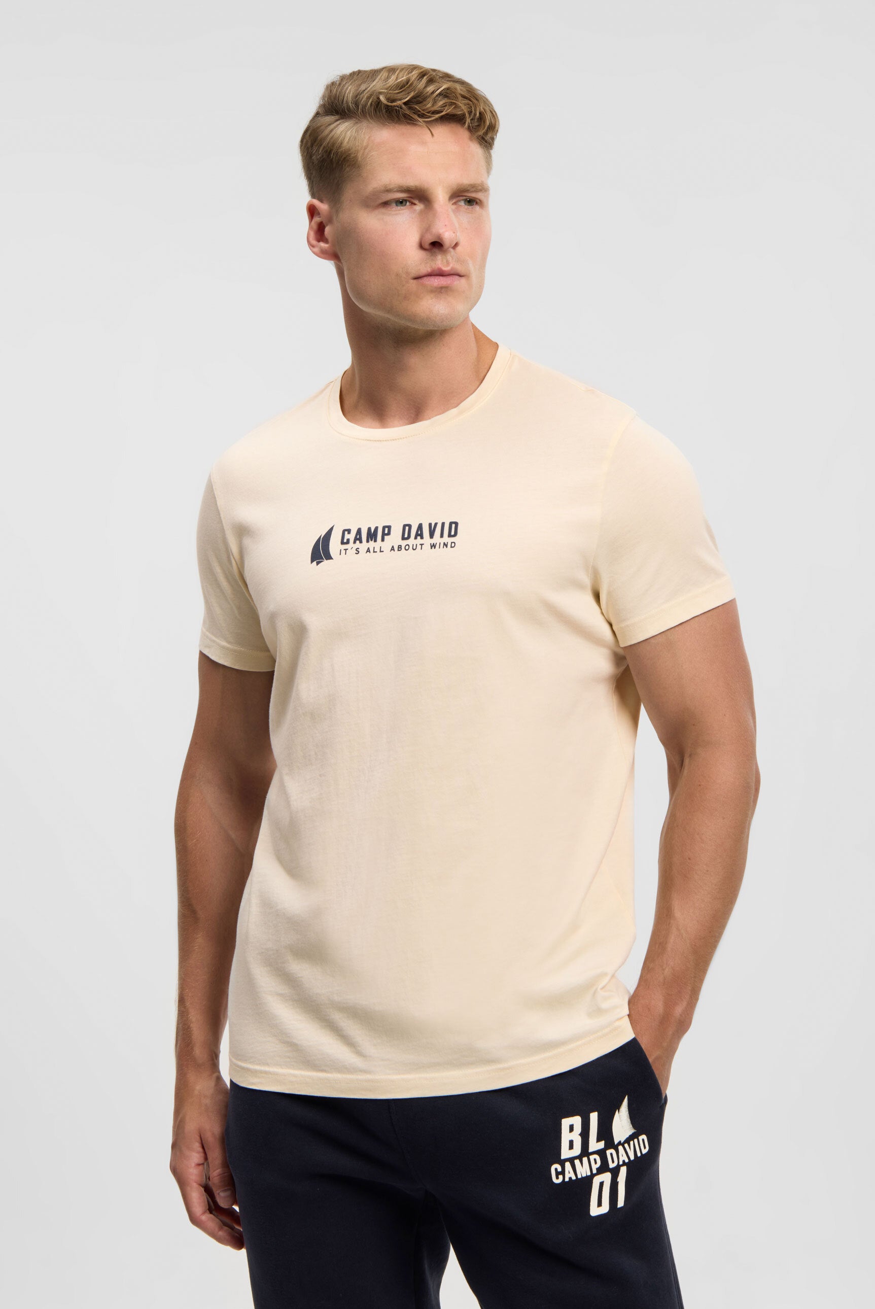 T-shirt z nadrukowanymi etykietami