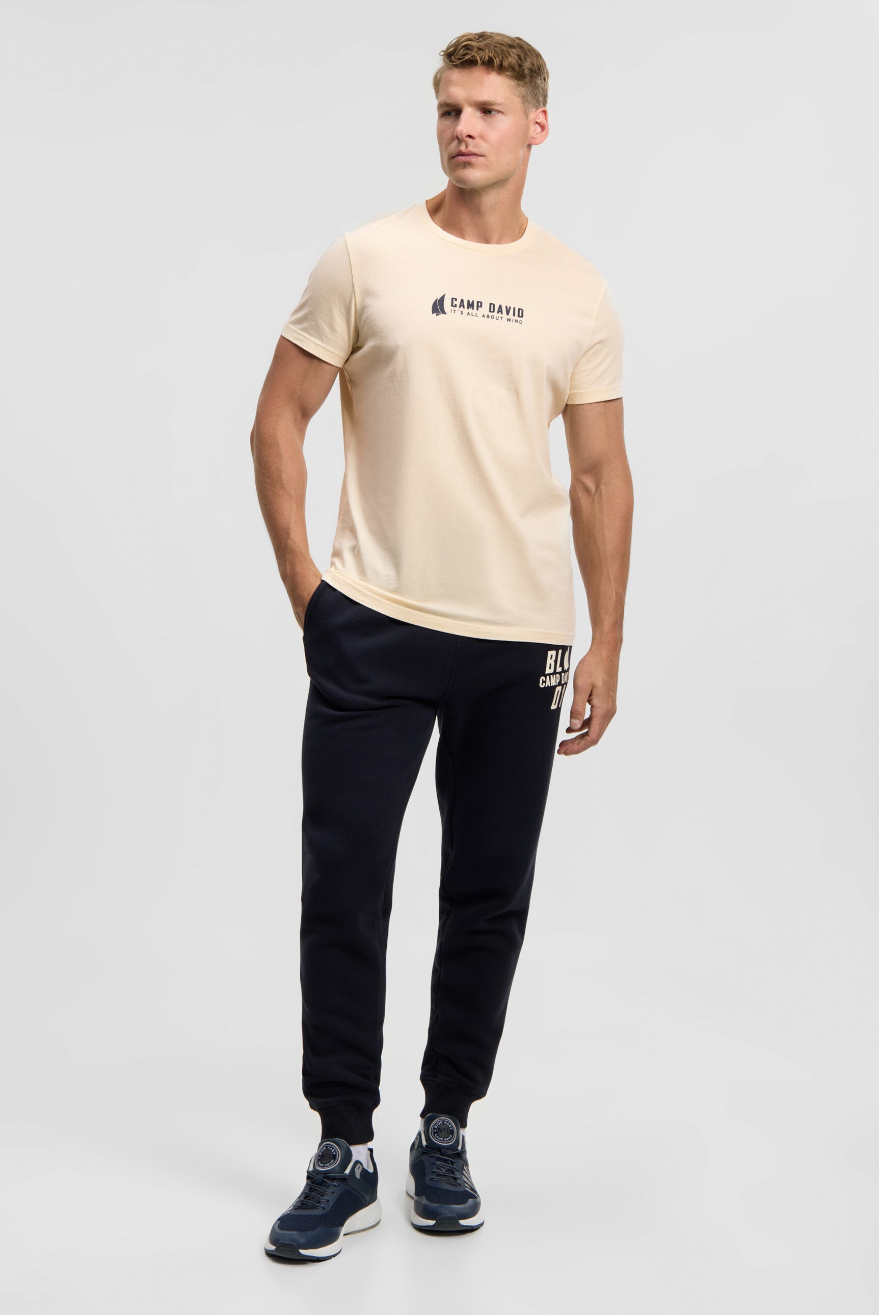 T-shirt z nadrukowanymi etykietami