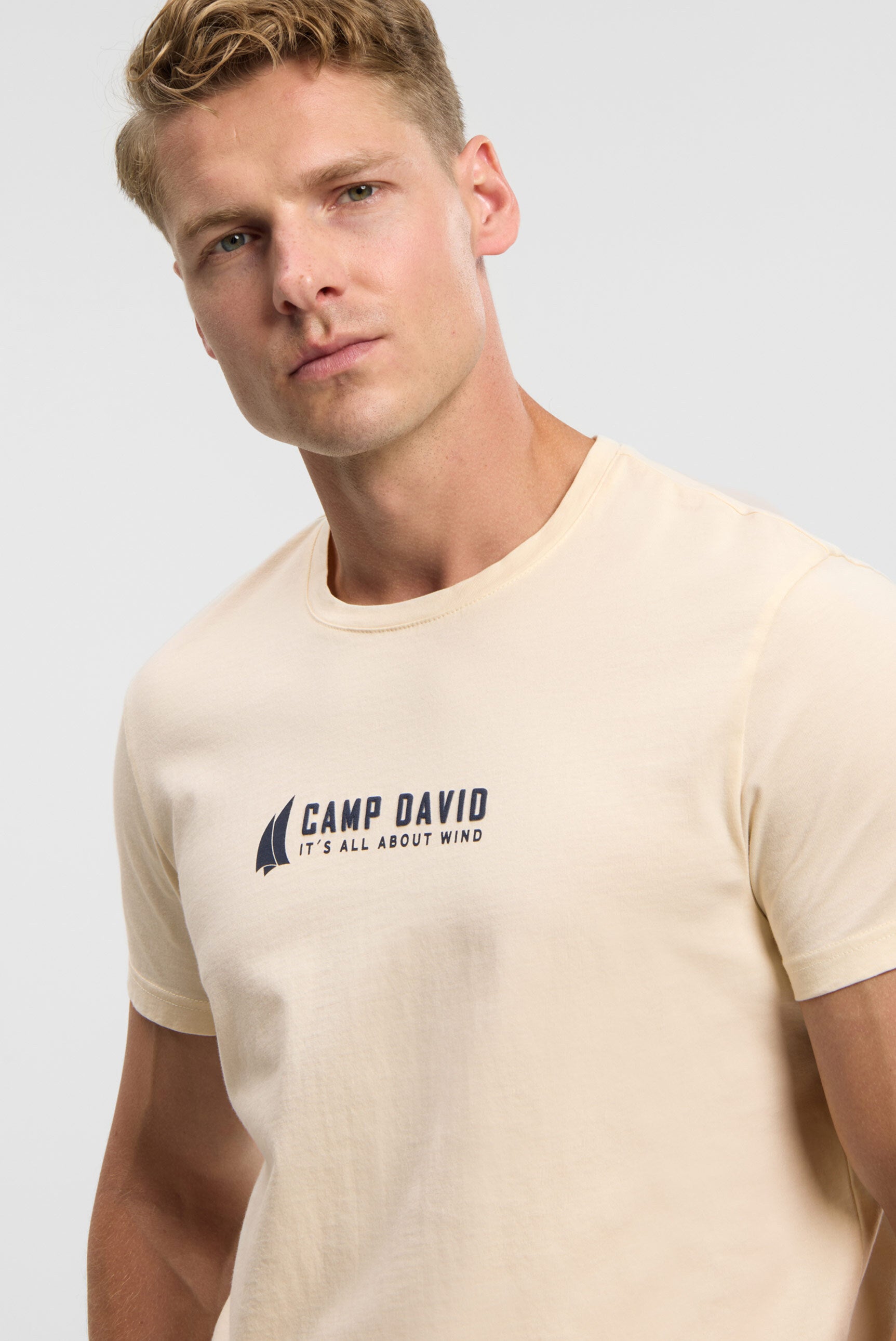 T-shirt z nadrukowanymi etykietami