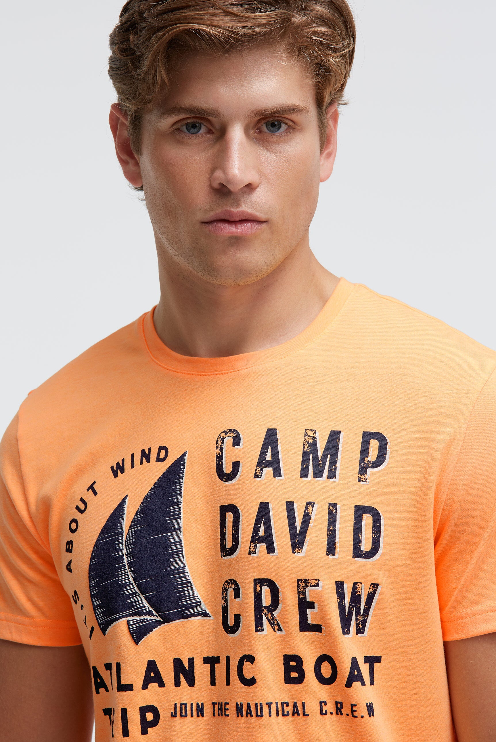 T-shirt z nadrukowanymi etykietami