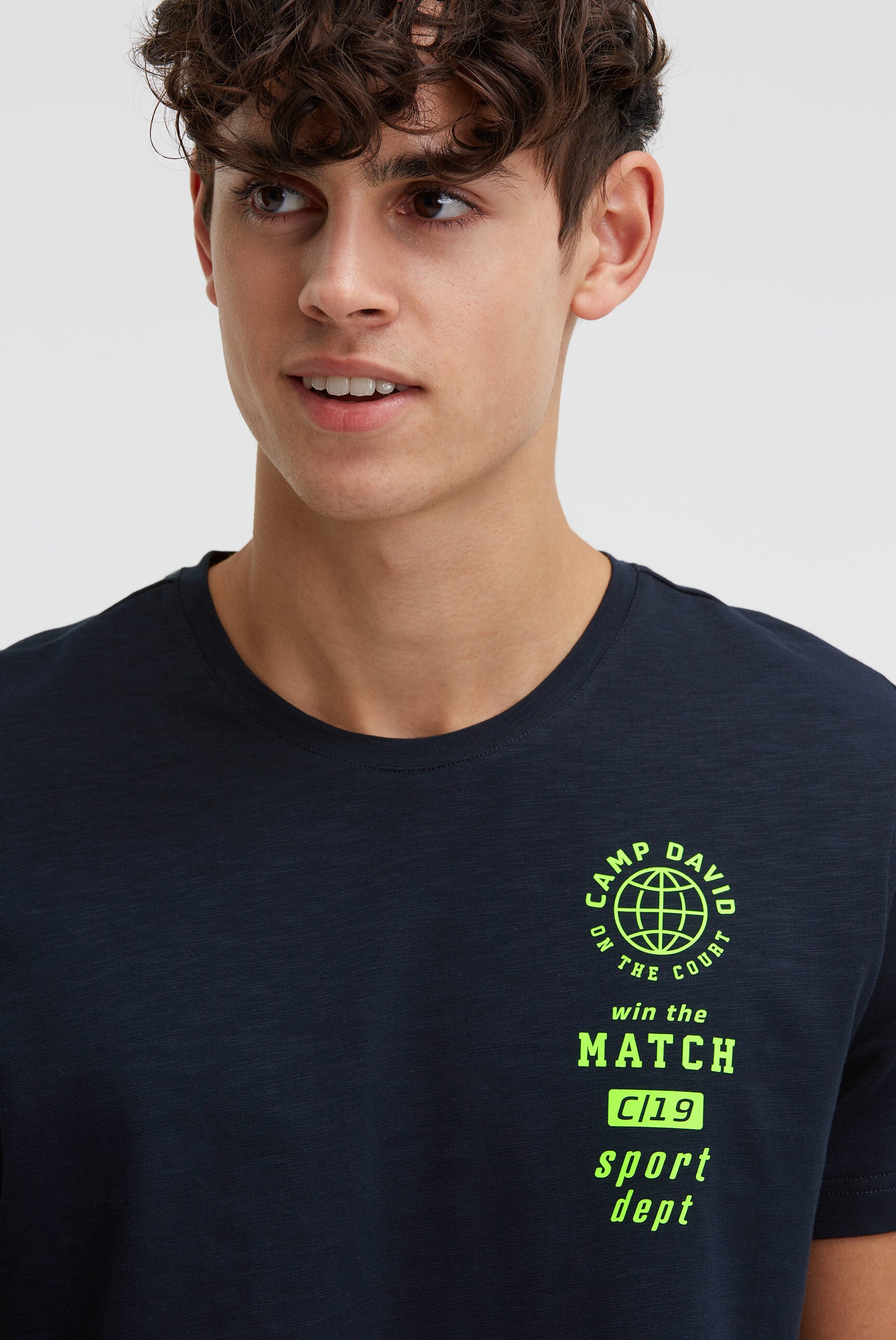 T-shirt z okrągłym dekoltem i małymi nadrukami foliowymi - 4
