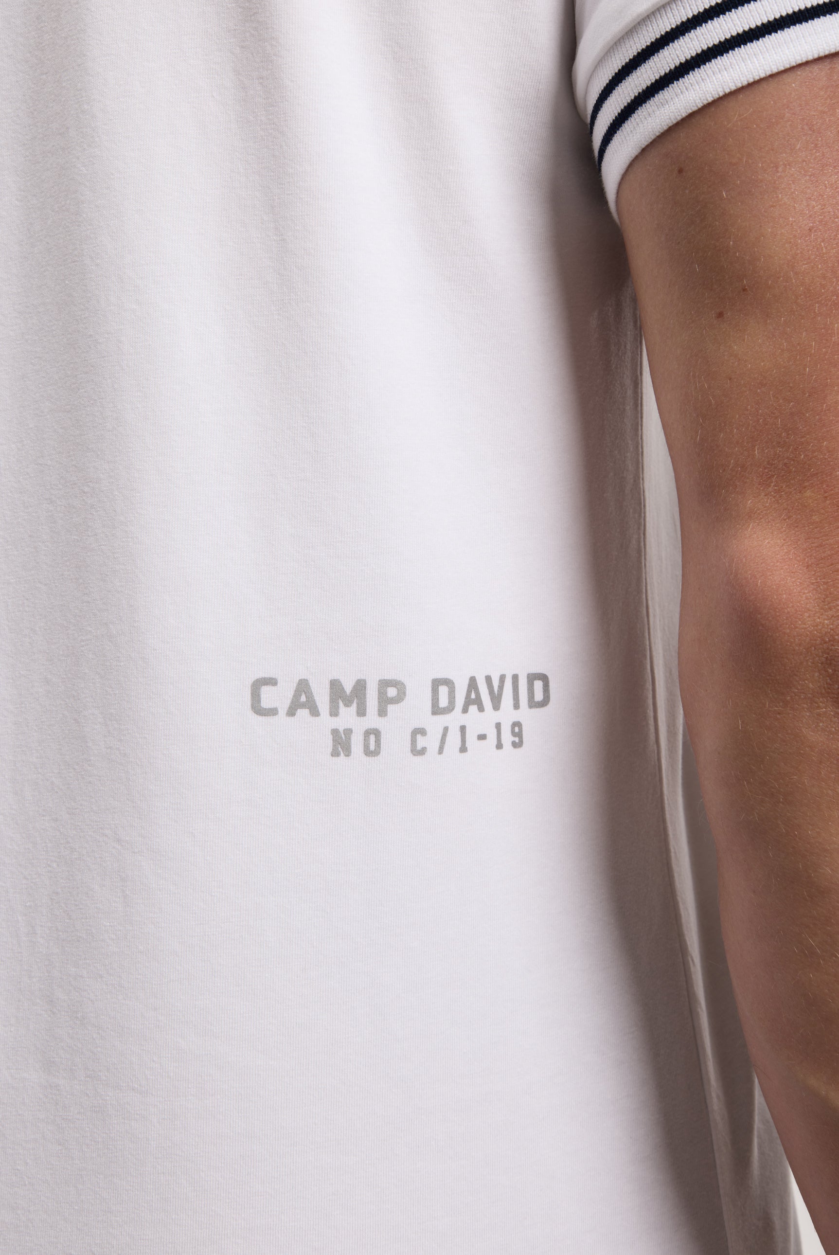 Polo mit Zipper, Logo-Tapes und Prints white