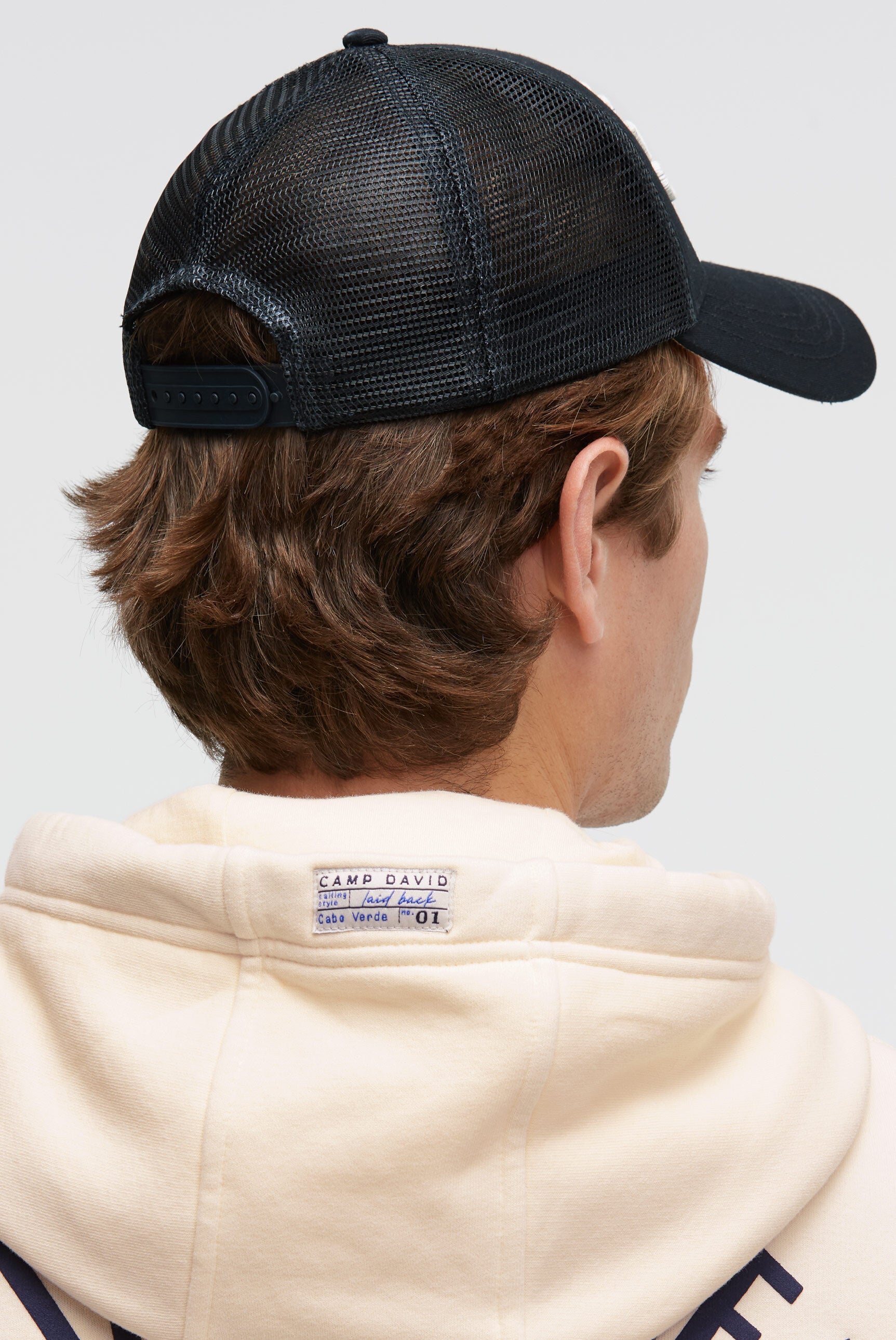 Czapka typu trucker z haftowanym logo 3D - 3