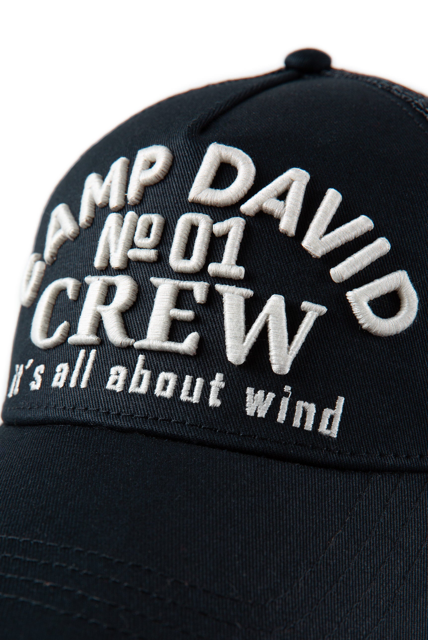 Czapka typu trucker z haftowanym logo 3D