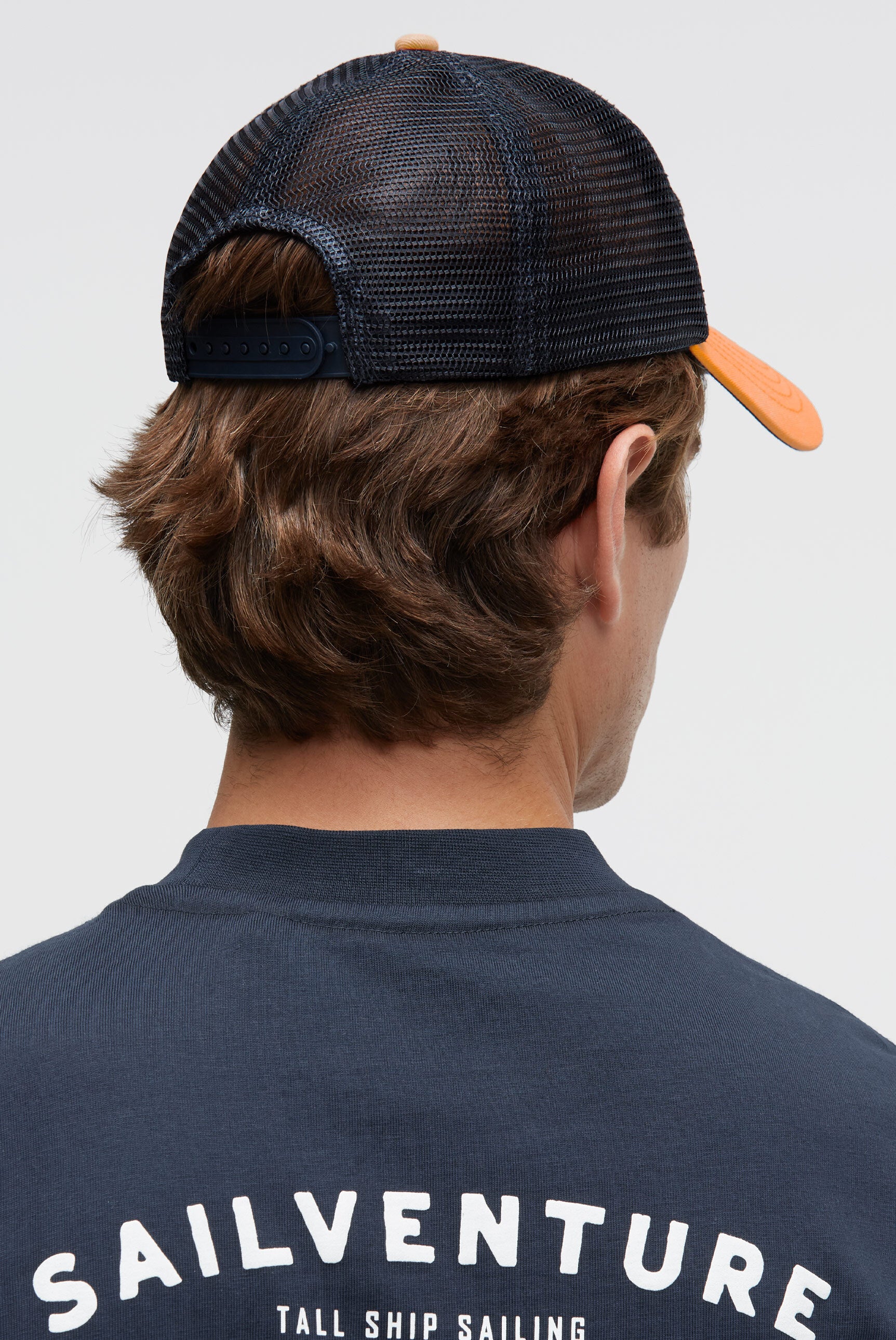 Czapka typu trucker z haftowanym logo 3D - 3