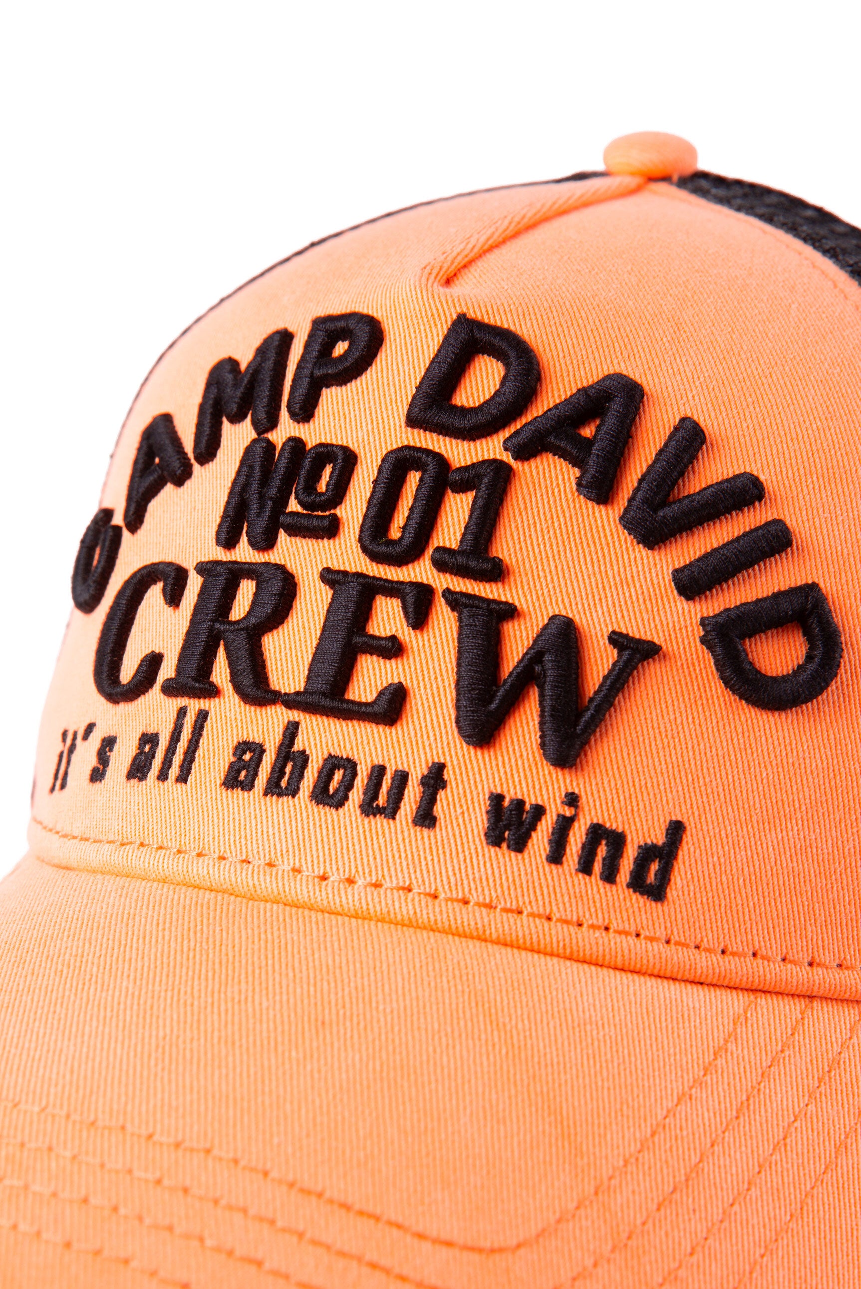 Czapka typu trucker z haftowanym logo 3D