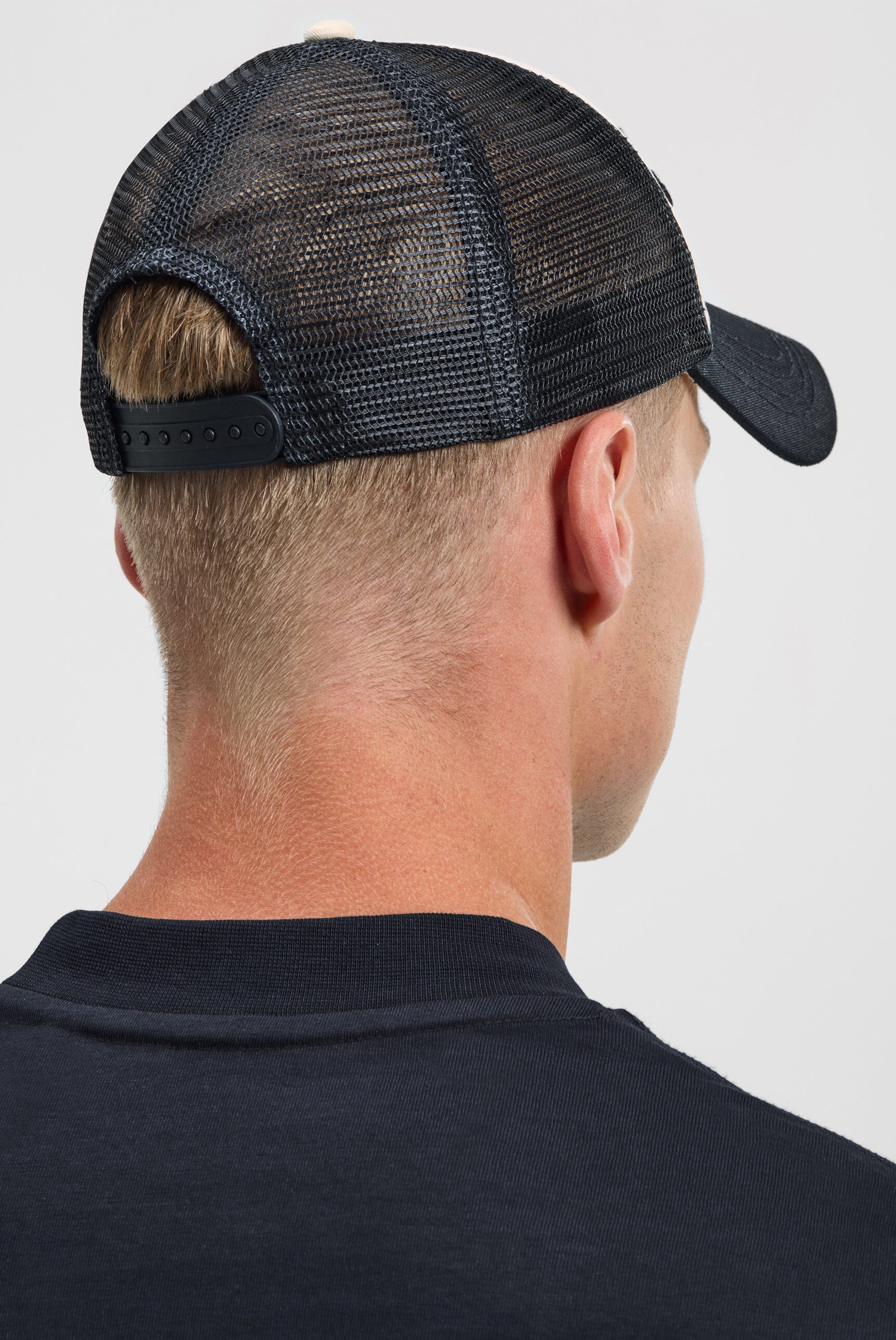 Czapka typu trucker z haftowanym logo 3D