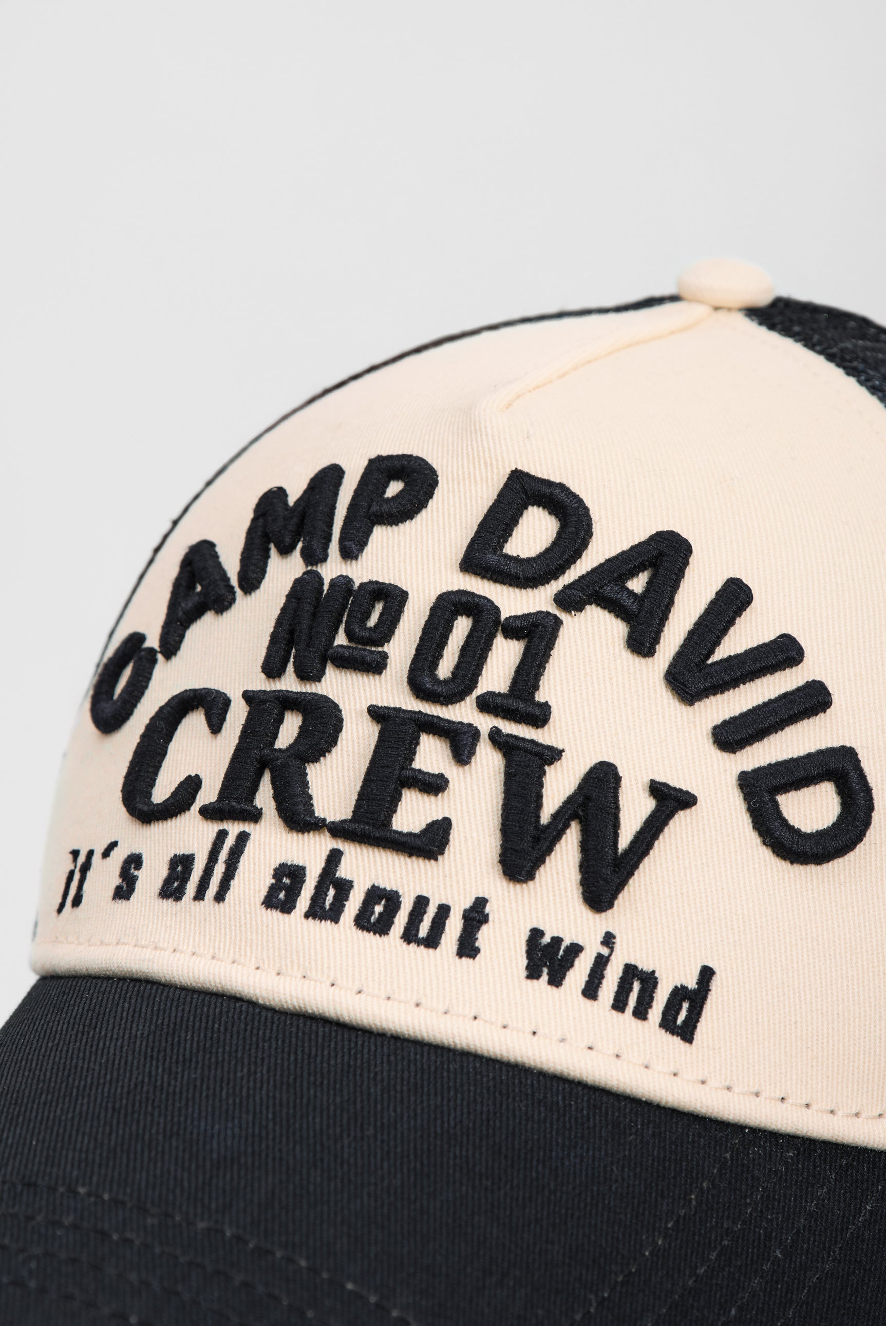 Czapka typu trucker z haftowanym logo 3D