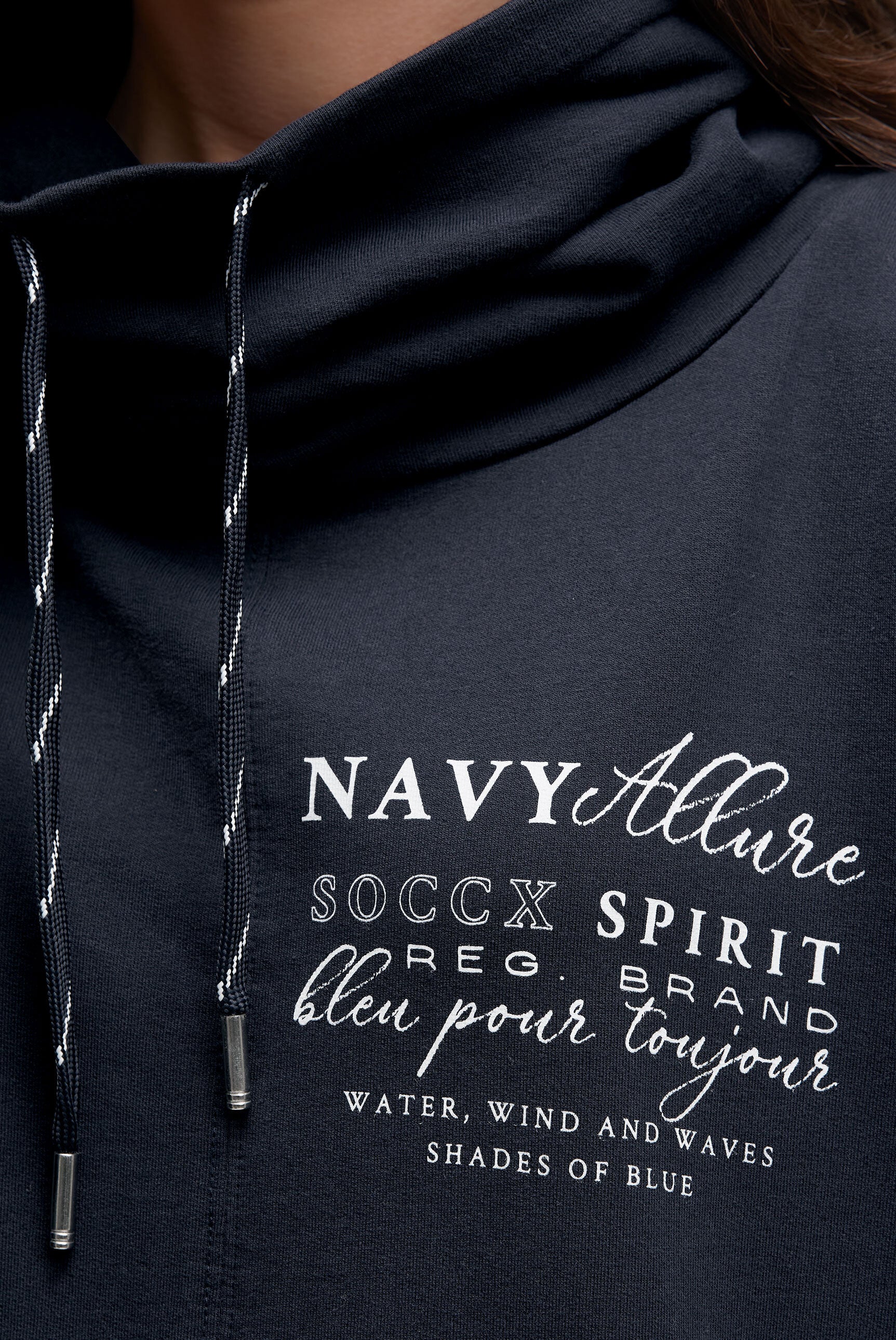 Bluza z wysokim kołnierzem i nadrukiem na plecach - 6