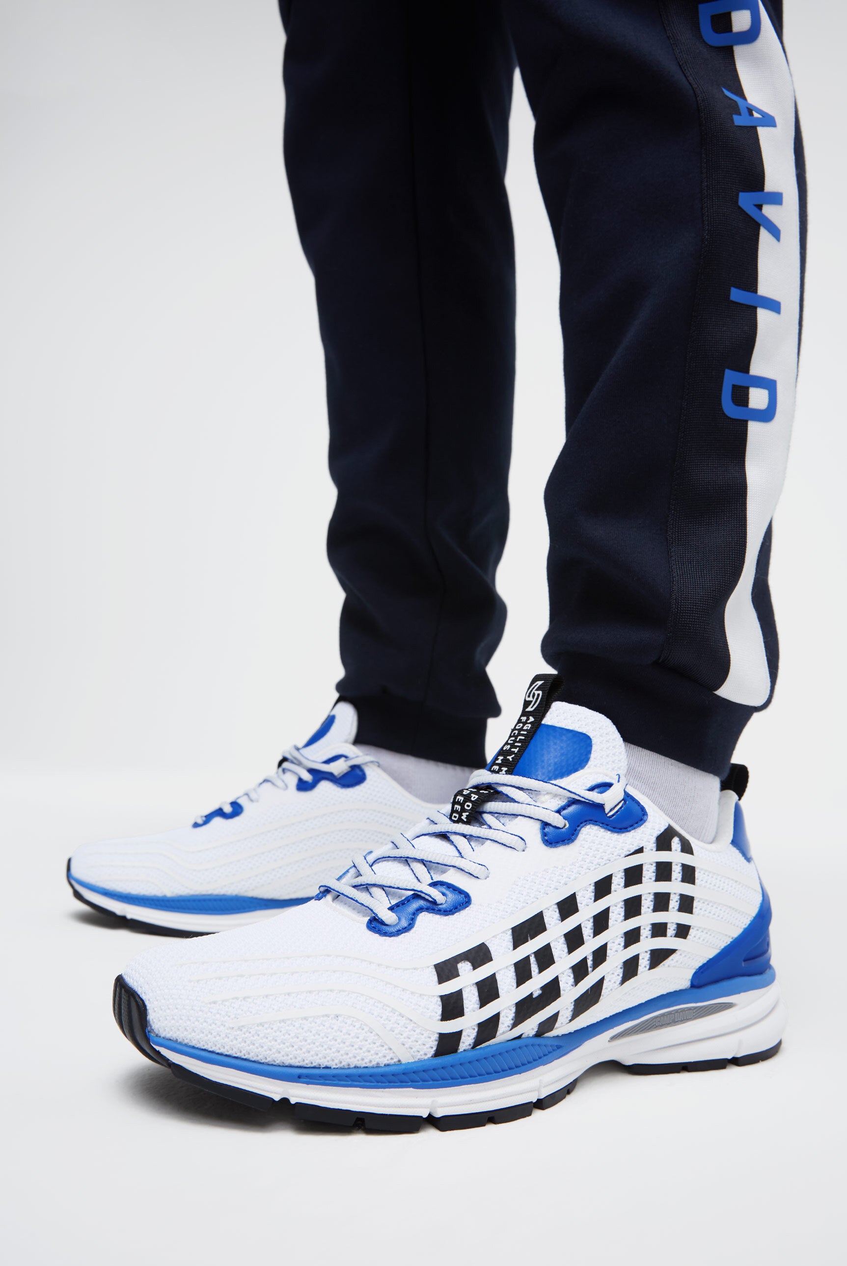 Leichter Sneaker im Knit-Design mit Rubber Artwork
