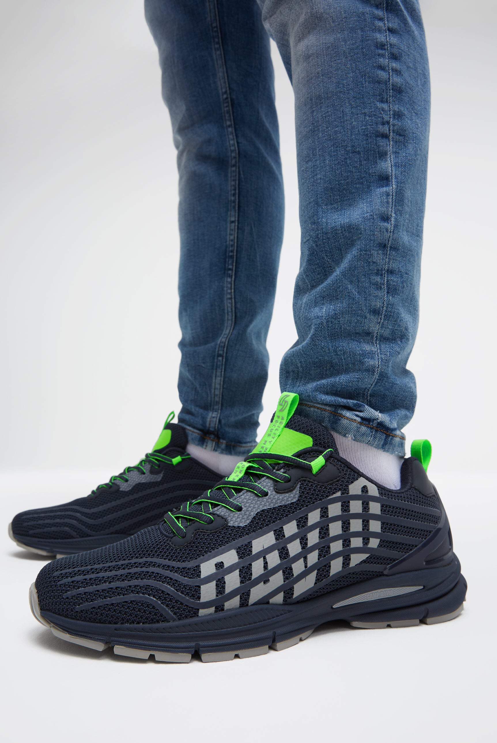 Leichter Sneaker im Knit-Design mit Rubber Artwork